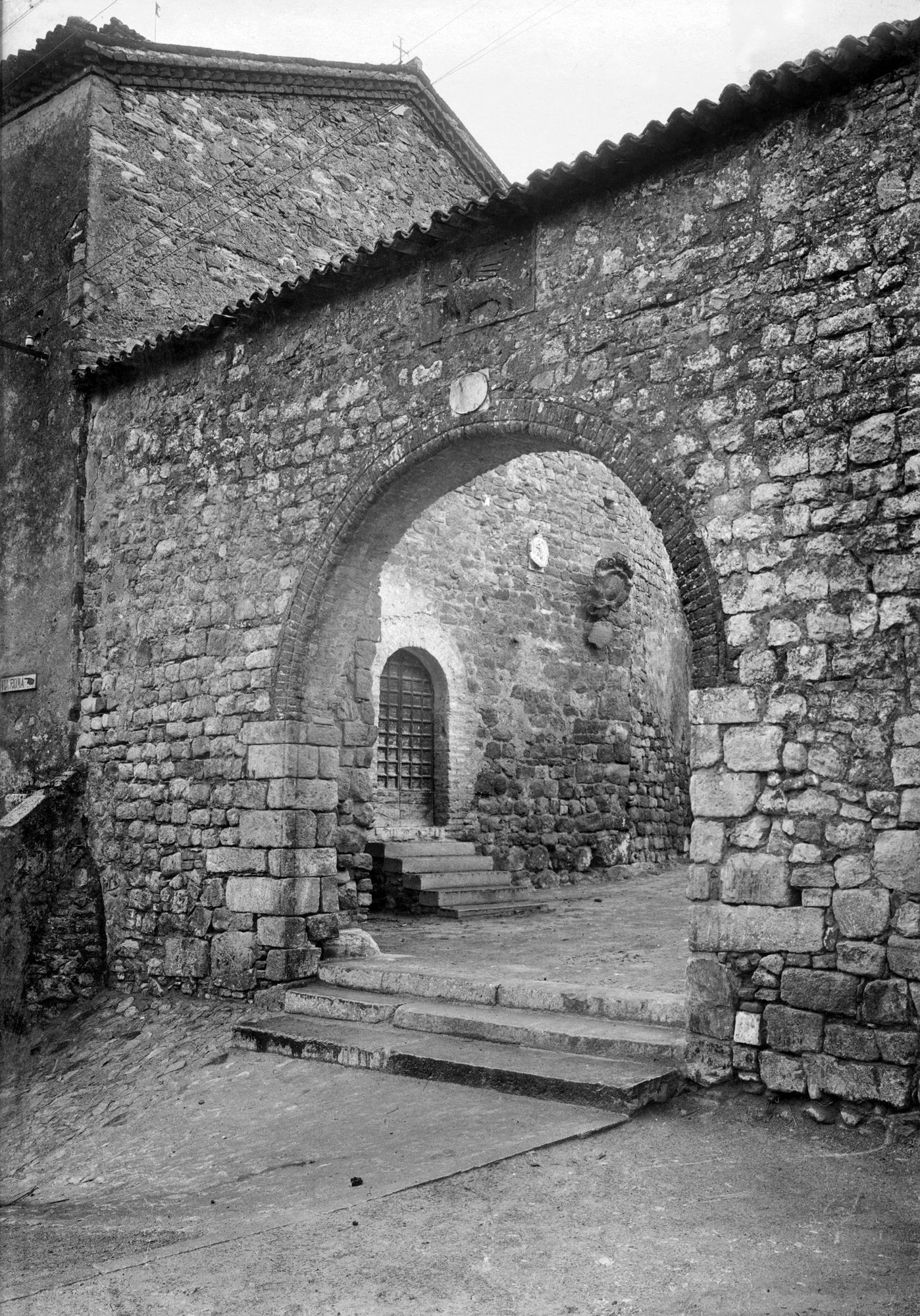 Arquà Petrarca. Loggia dei vicari e fronte dell'oratorio della Trinità (negativo) di Gabinetto fotografico (XX)