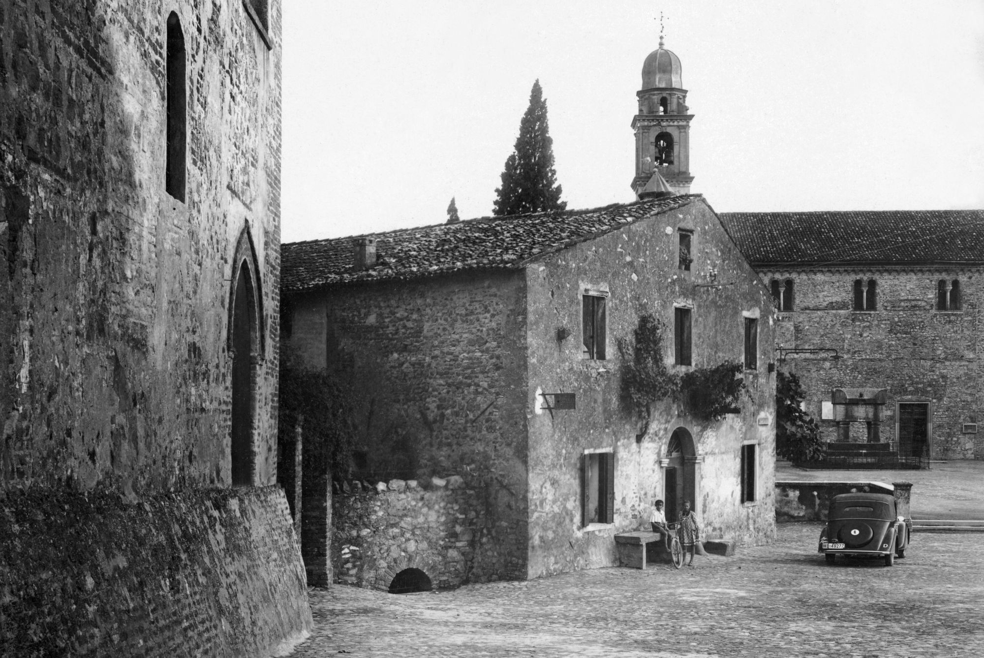 Arquà Petrarca. Piazza Petrarca (negativo) di Gabinetto fotografico (XX)