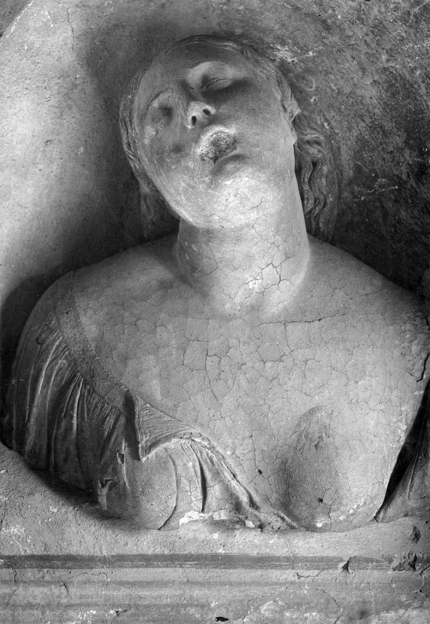 Arquà Petrarca. Casa del Petrarca. Busto di stucco colorato rappresentante Lucrezia romana (negativo) di Gabinetto fotografico (XX)