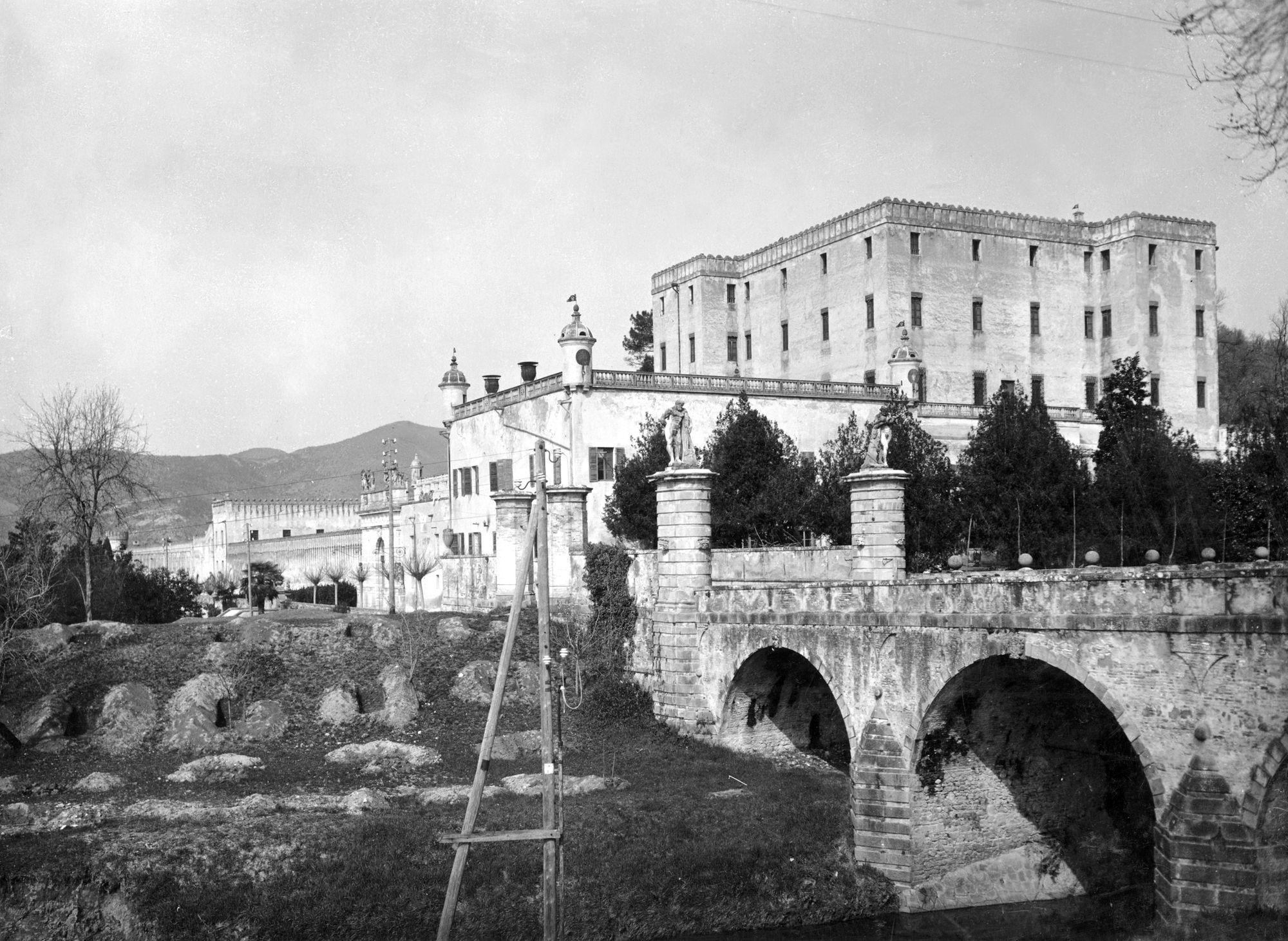 Battaglia. Palazzo del Cattaio. Veduta esterna (negativo) di Gabinetto fotografico (XX)
