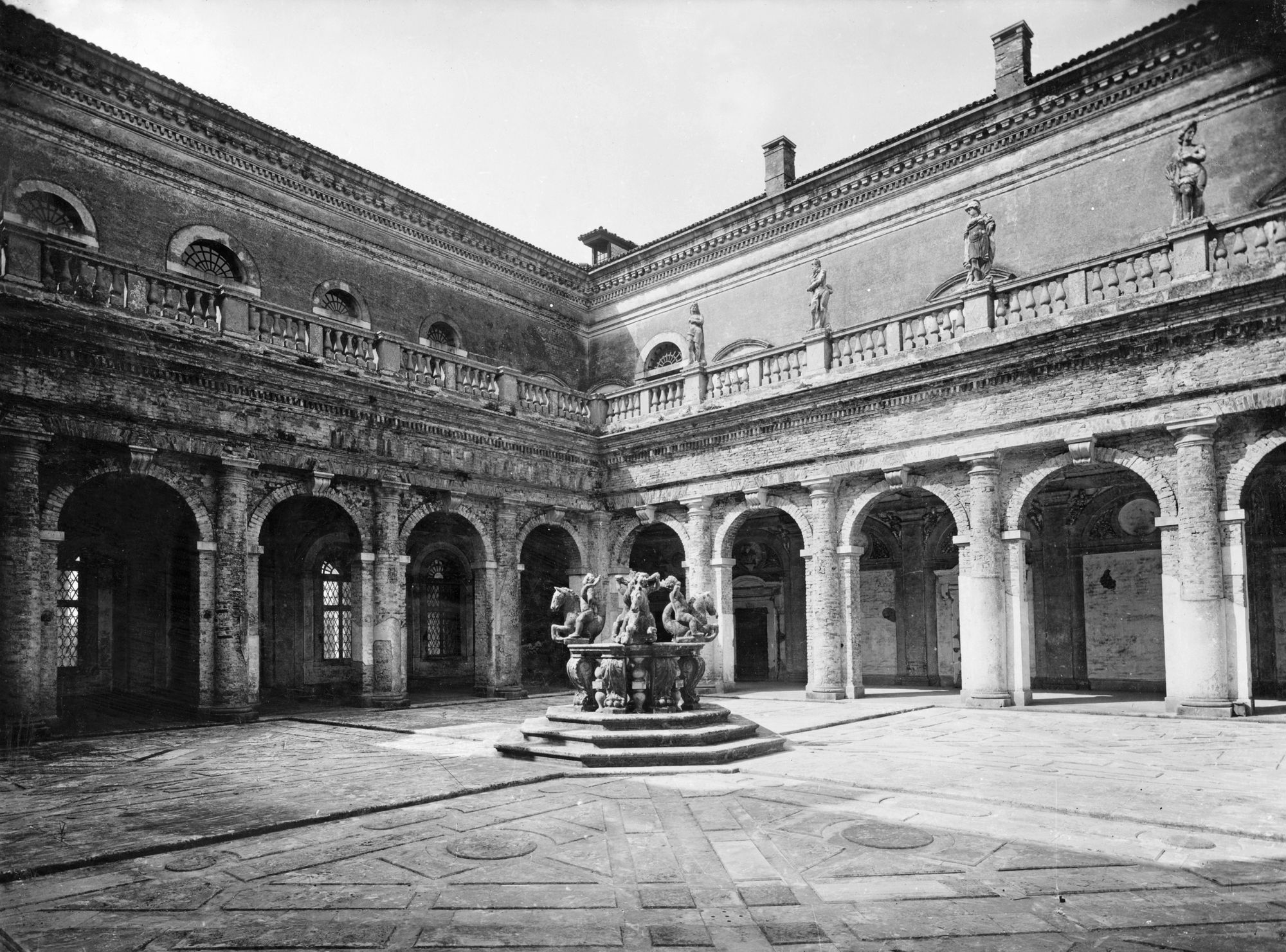 Pontecasale. Villa ex Garzoni. Varie vedute esterne e particolari interni (negativo) di Gabinetto fotografico (XX)