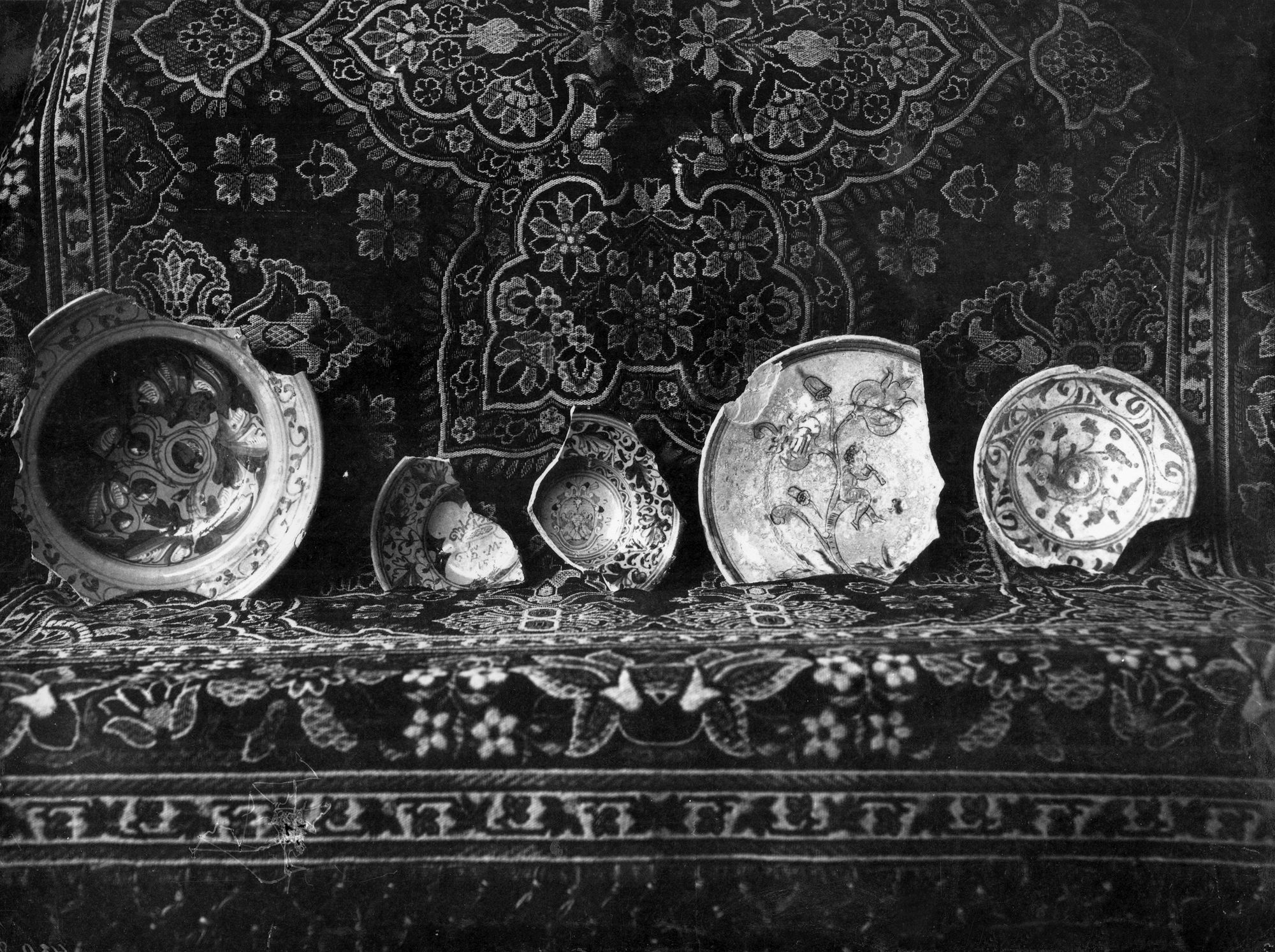 Carceri. Casa Carminati. Frammenti di vasi e piatti dipinti sec. XVI rinvenuti da scavi locali (negativo) di Gabinetto fotografico (XX)