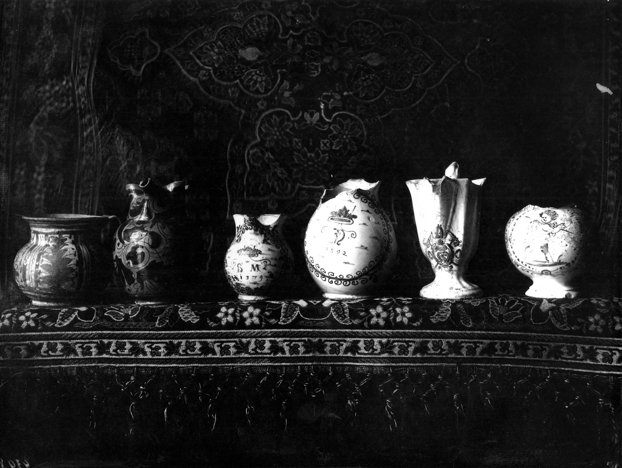 Carceri. Casa Carminati. Frammenti di vasi e piatti dipinti sec. XVI rinvenuti da scavi locali (negativo) di Gabinetto fotografico (XX)