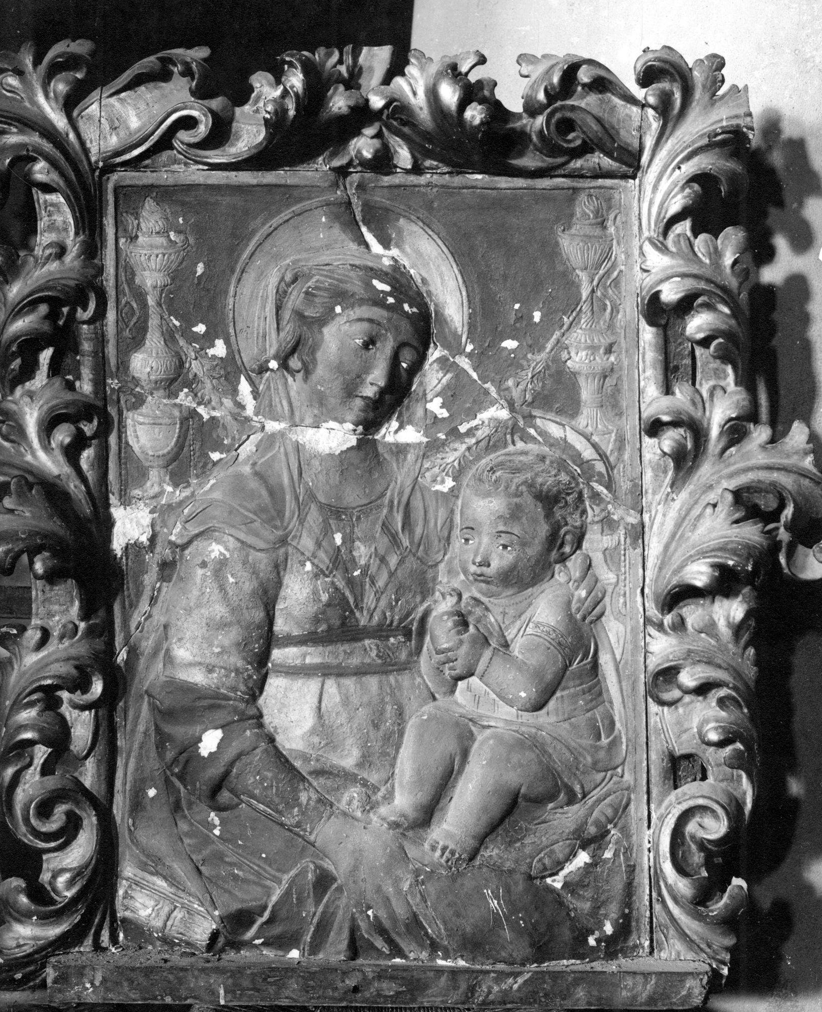 Este. Chiesa Parrochiale. Madonna con putto in pietra sec. XVI (negativo) di Gabinetto fotografico (XX)