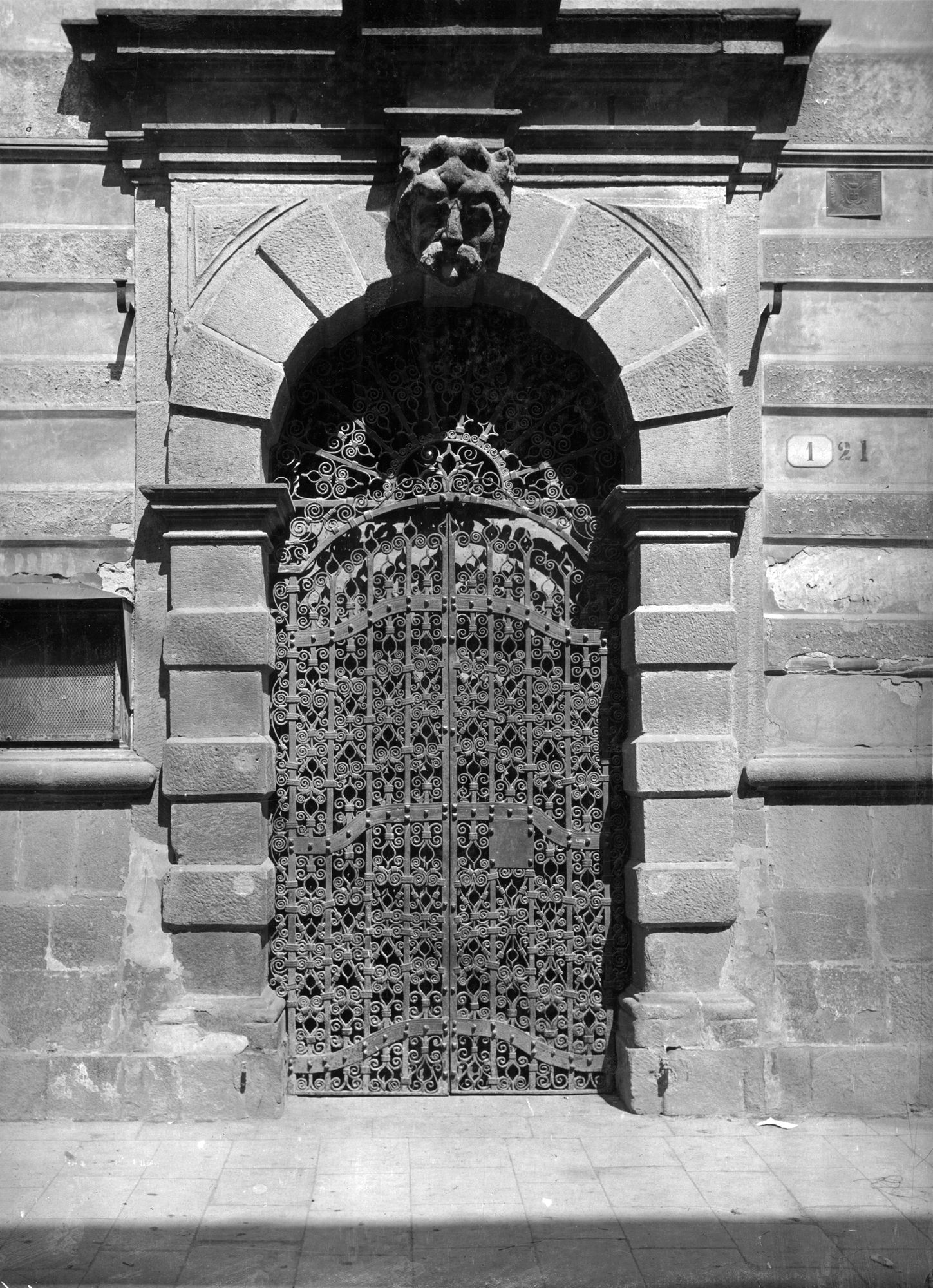 Este. Cancello in ferro della porta del Monte di Pietà del sec. XVII (negativo) di Gabinetto fotografico (XX)