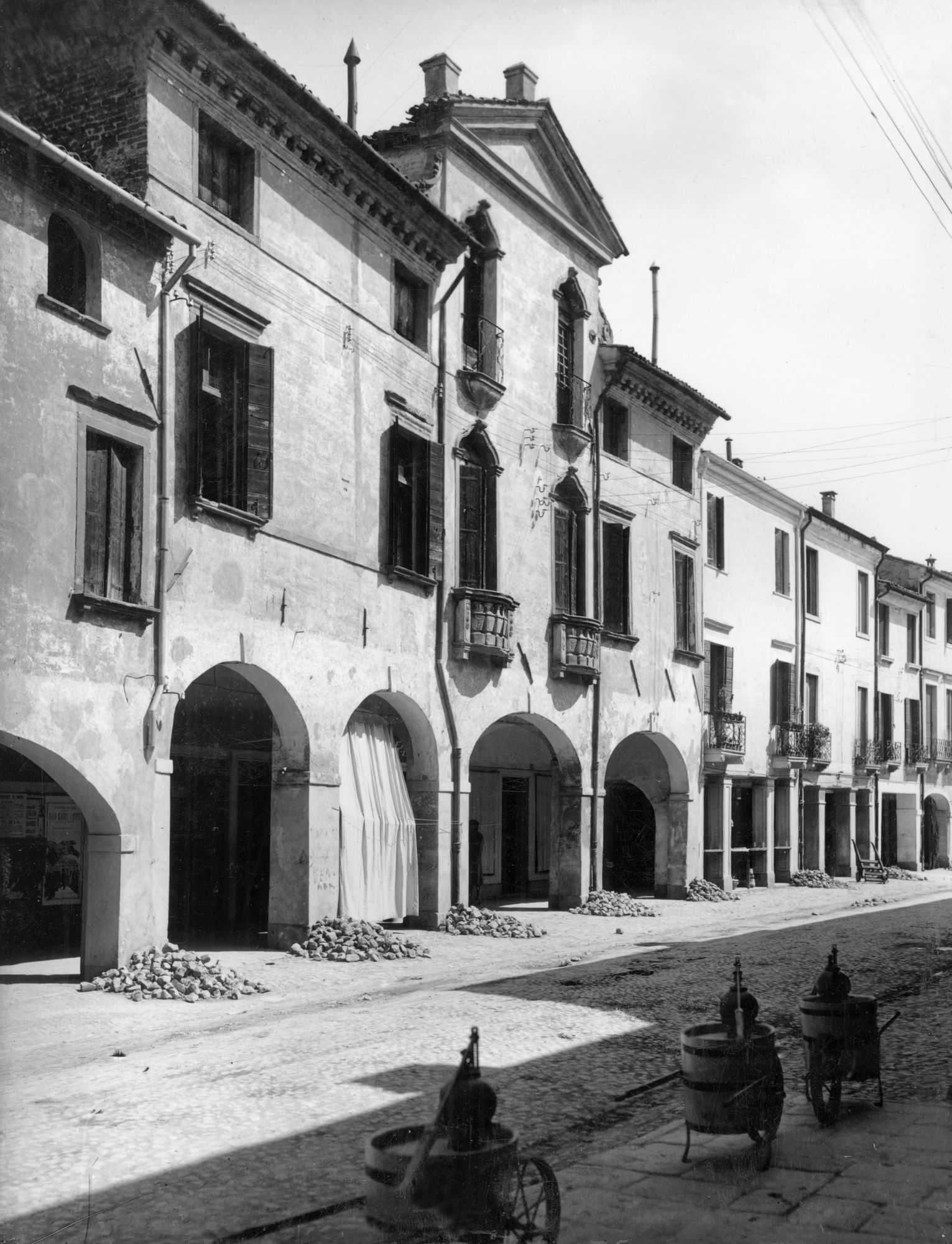 Este. Palazzo sec. XVII in via Cavour all' Anag. 23/25 (negativo) di Gabinetto fotografico (XX)