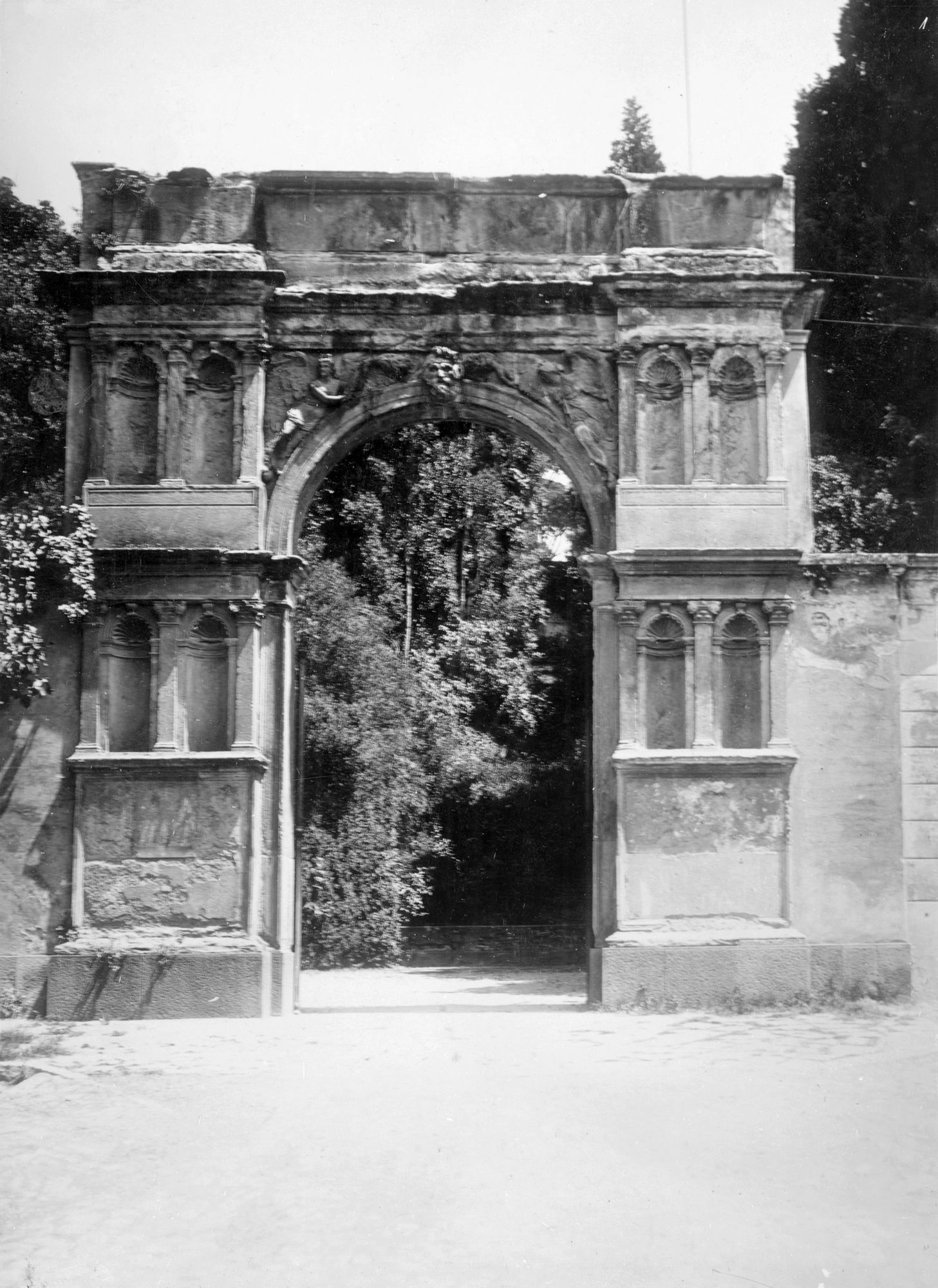 Este. Arco della villa già Alvise Cornaro.(architetto Falconetto) (negativo) di Gabinetto fotografico (XX)