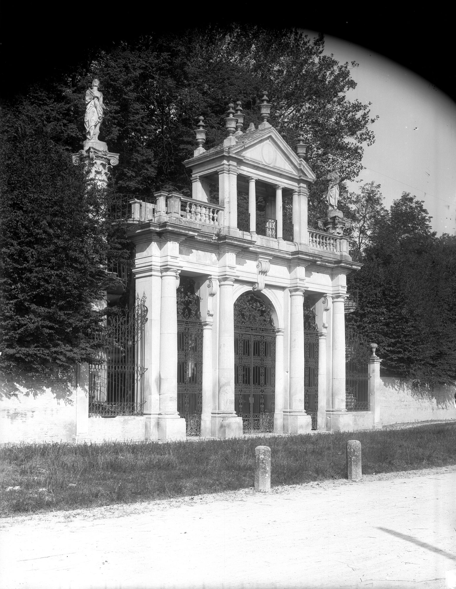 Villa Nazionale di Stra. Porta e cancelli delle mura di cinta, dettagli del cancello con colonna e scala a bovolo (negativo) di Gabinetto fotografico (XX)
