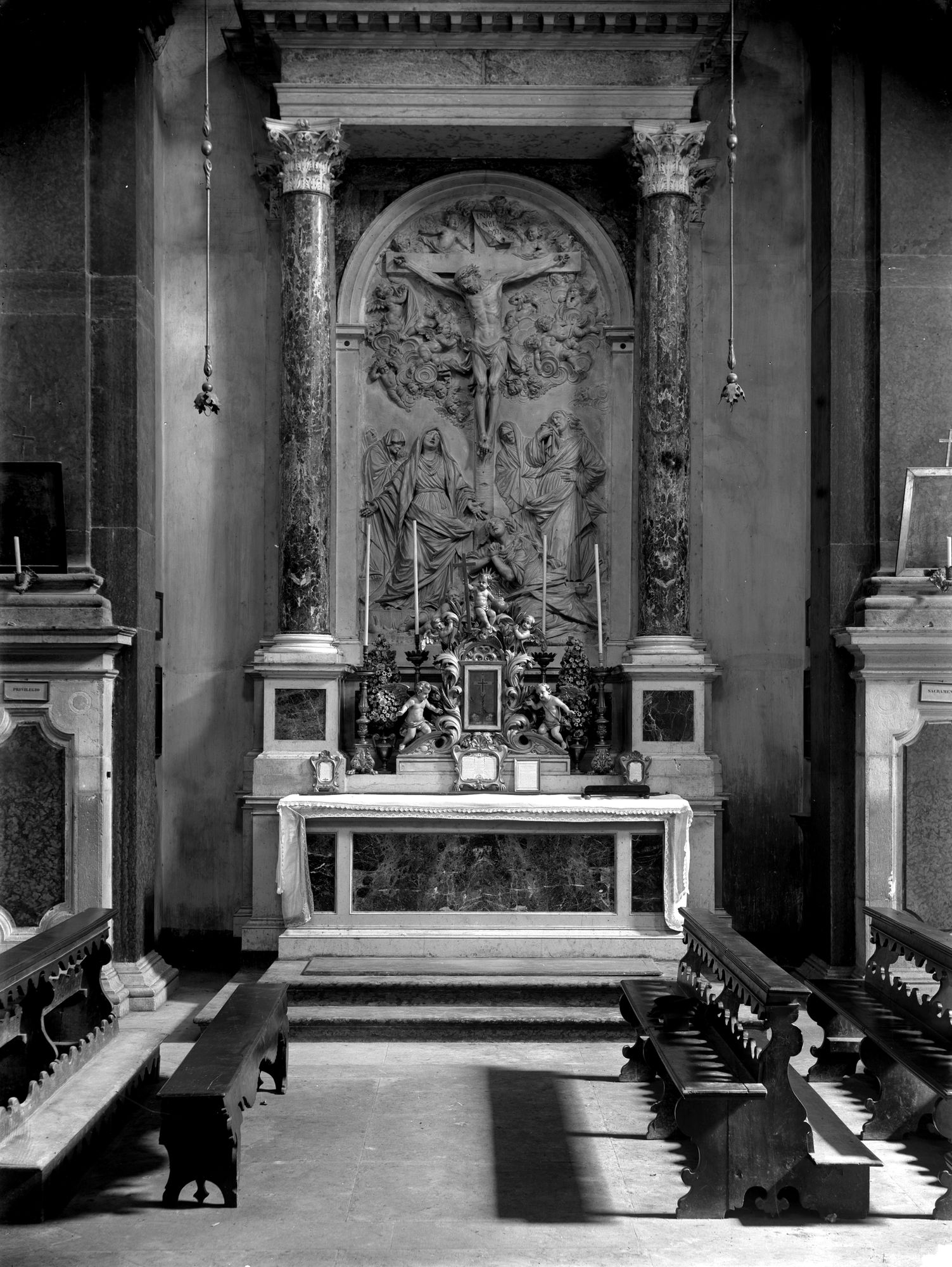 Chiesa di San Pietro in Belluno. La morte di Cristo. La morte di San Pietro. Pale in legno del Brustolon (negativo) di D'Ufficio (XX)