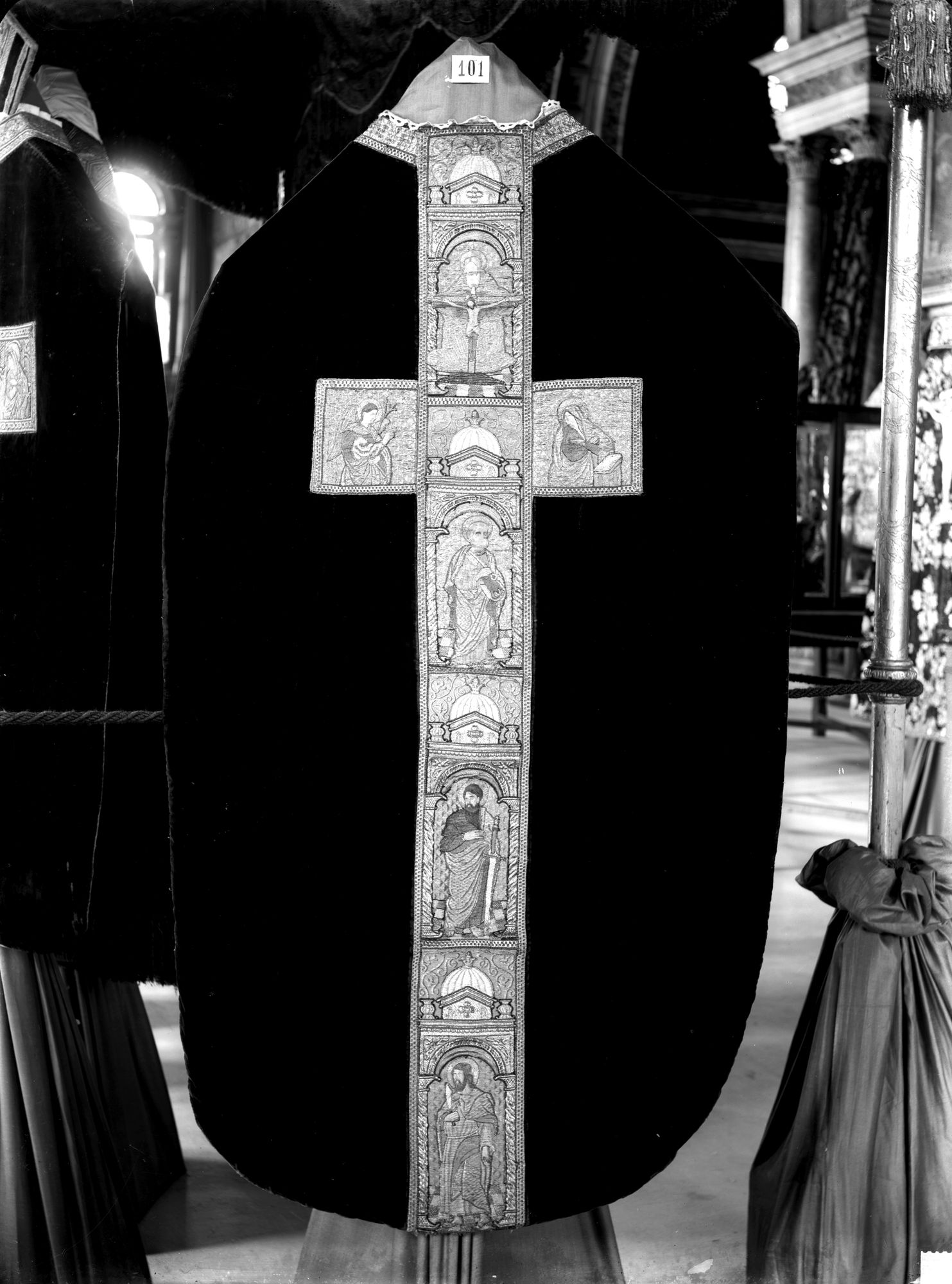 Chiesa di San Pietro in Carnia. Pianeta con croci ricamate in filo d'oro e seta (negativo) di D'Ufficio (XX)