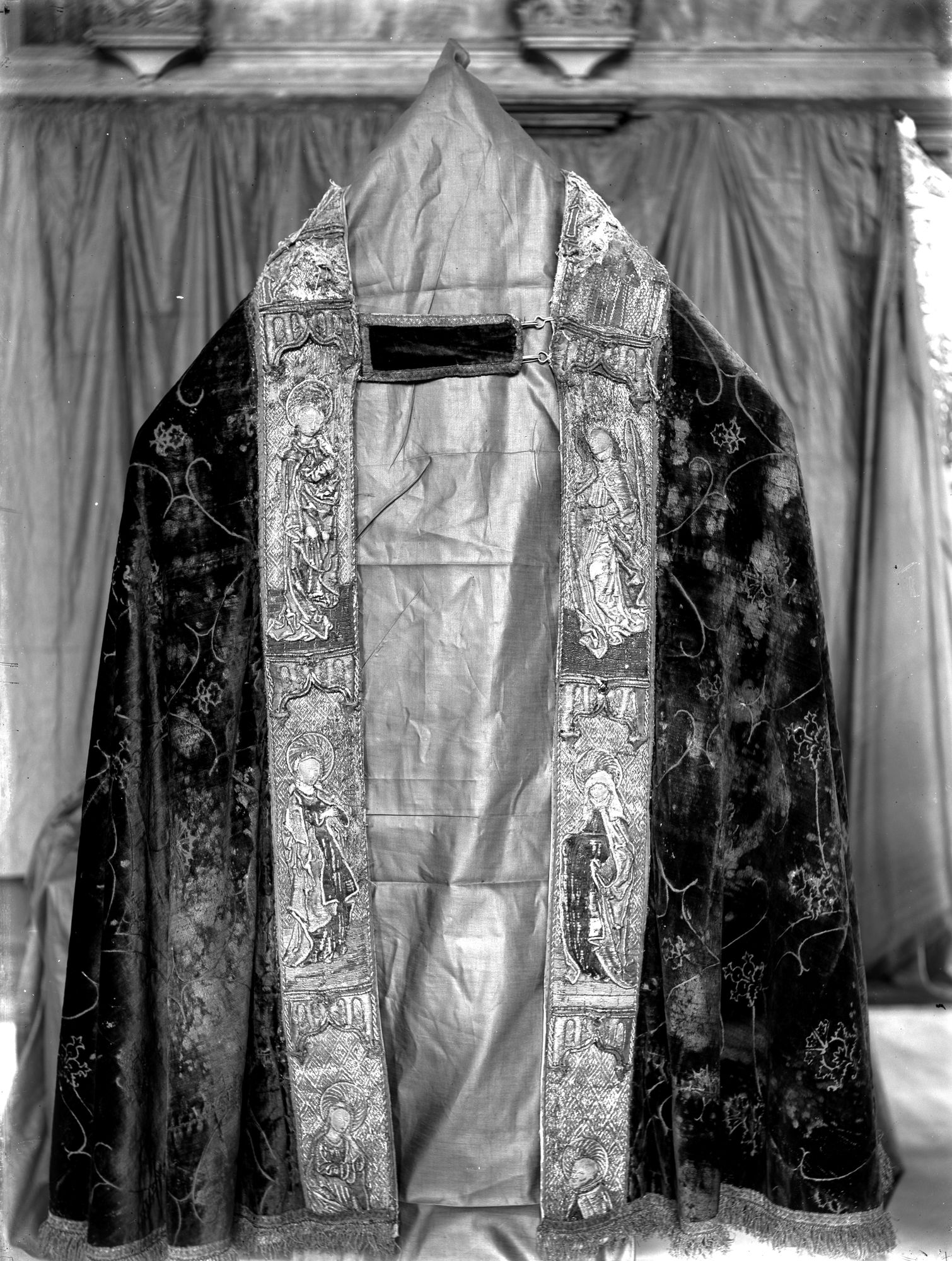 Chiesa di Pieve di Cadore. Chiviale di velluto rosso. Nel cappuccio mezza figura della Vergine con Bambino (negativo) di D'Ufficio (XX)