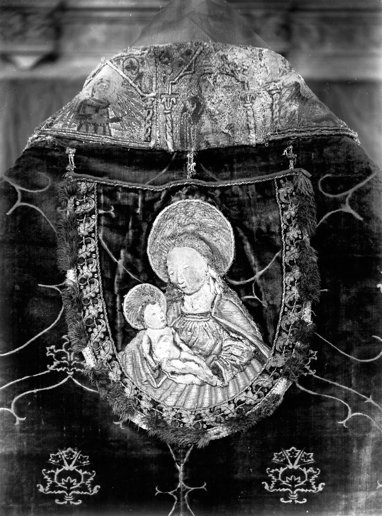 Chiesa di Pieve di Cadore. Chiviale di velluto rosso. Nel cappuccio mezza figura della Vergine con Bambino (negativo) di D'Ufficio (XX)