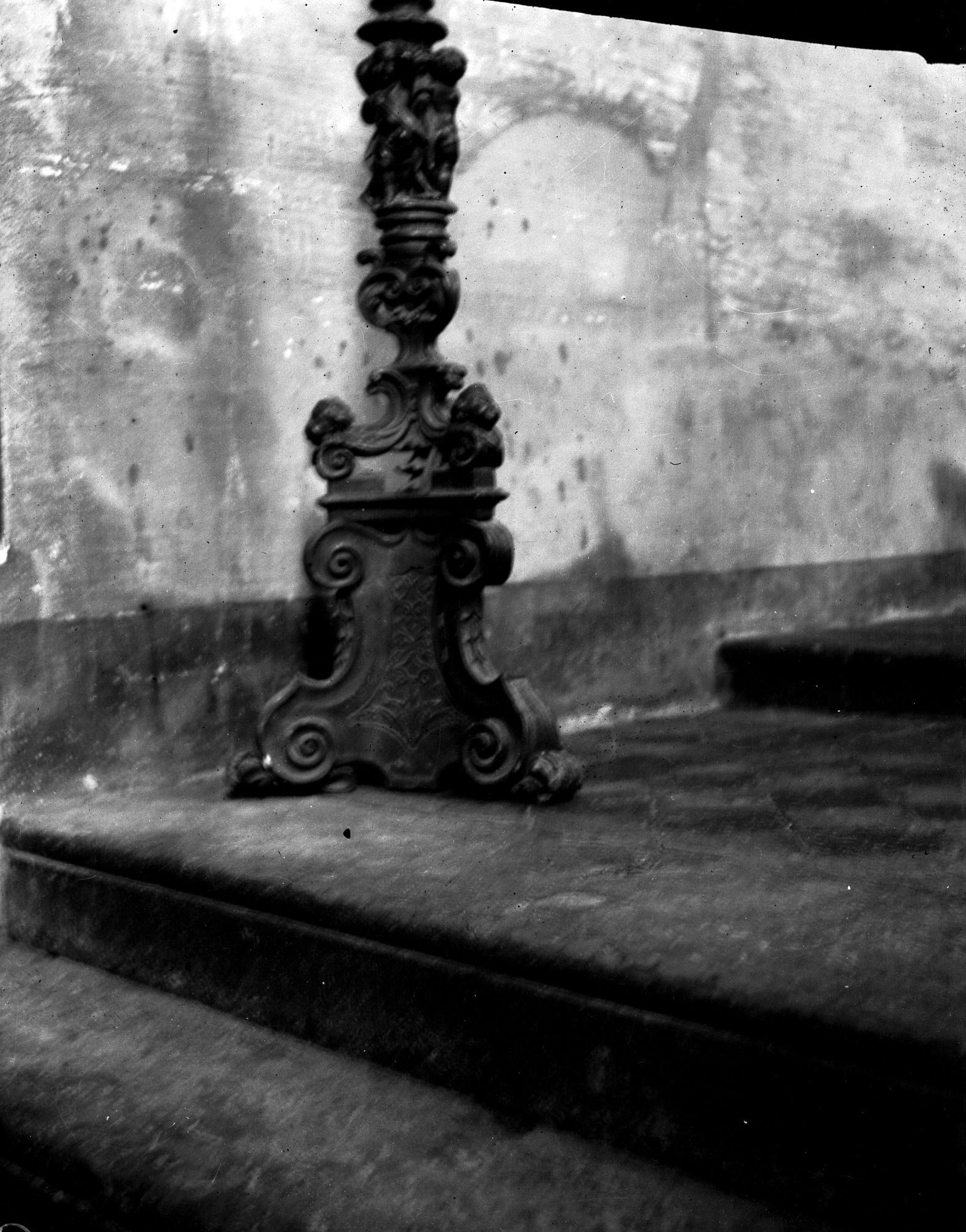 Chiesa Santo Stefano, Dettaglio di un candelabro, e mensola telefonica impostata nella chiesa di Santo Stafano (negativo) di Ing. Ongaro (XX)