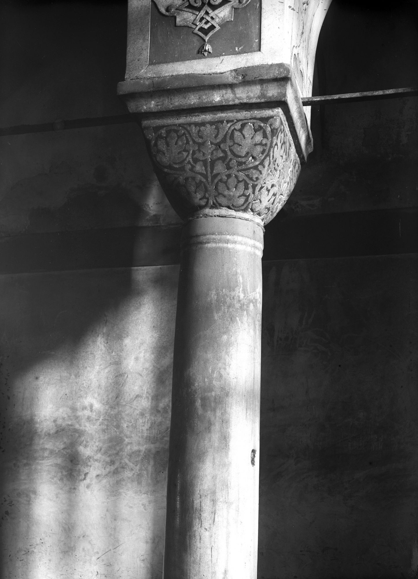 Chiesa SS.Vittore e Corona. Capitello della loggia dell'altar maggiore (negativo) di Gabinetto fotografico (XX)