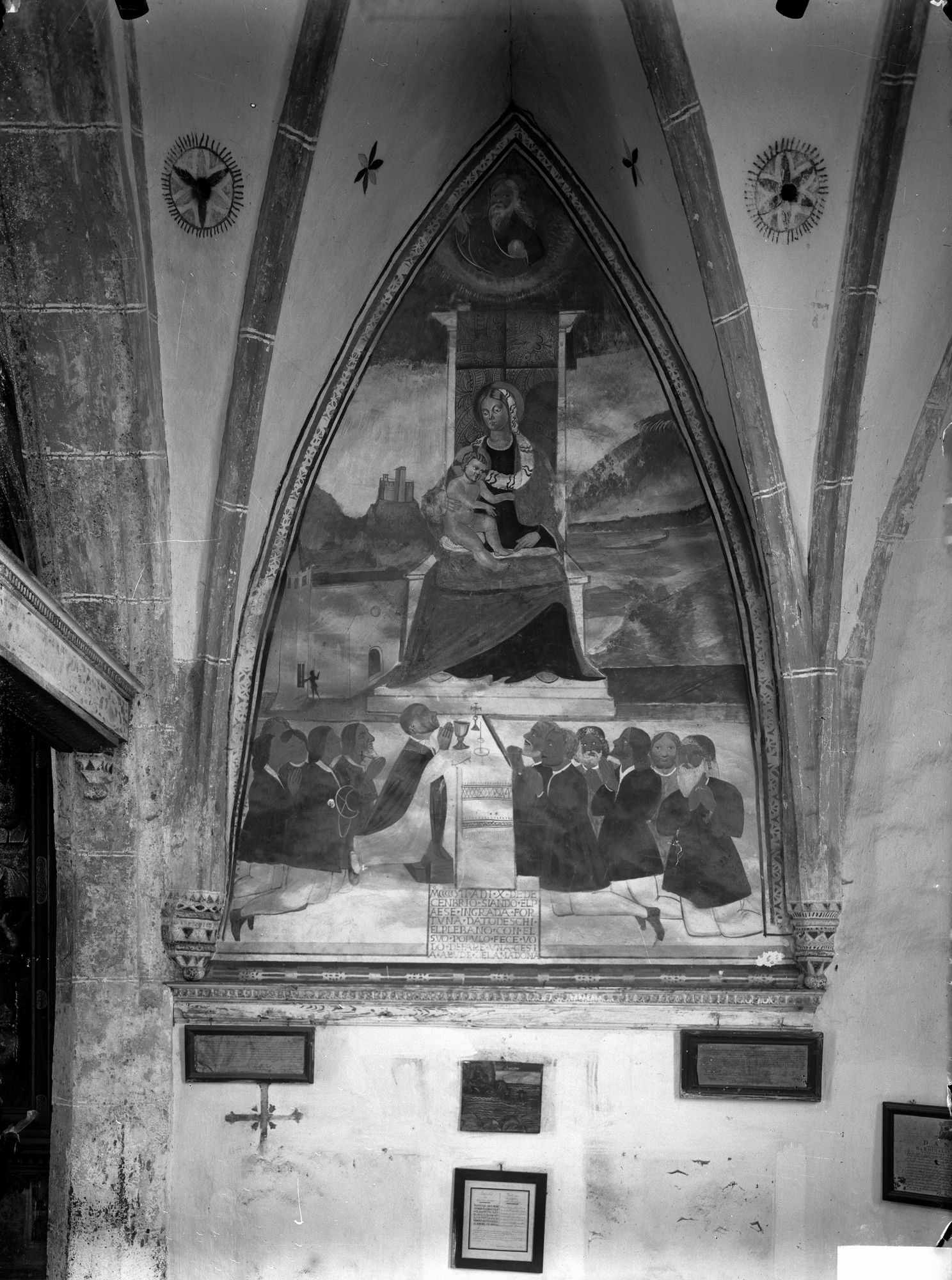 Chiesa di Santa Maria della Difesa. Affresco nella parete sinistra dell'altare maggiore. 1512. Il voto alla Madonna per l'orazione della chiesa (negativo) di Gabinetto fotografico (XX)