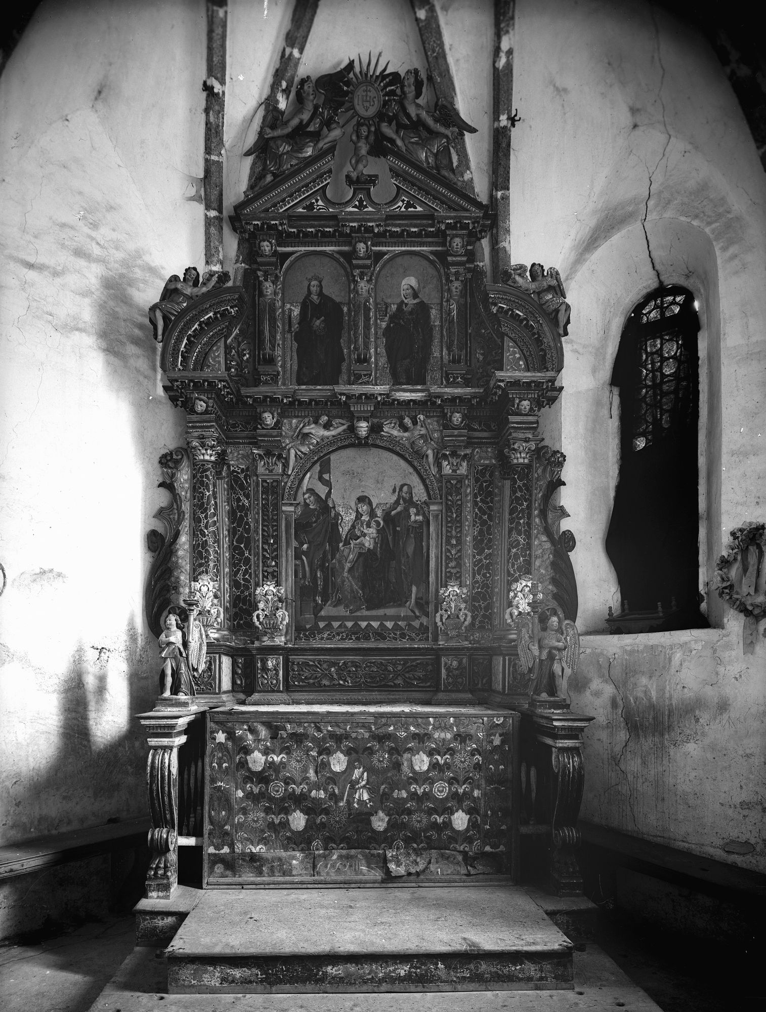 Chiesa di San Floriano. Tavola quattrocentesca. La Madonna col Bambino coi SS. Floriano e Giovanni. Il parapetto di cuio dipinto col Santo Floriano (negativo) di Gabinetto fotografico (XX)