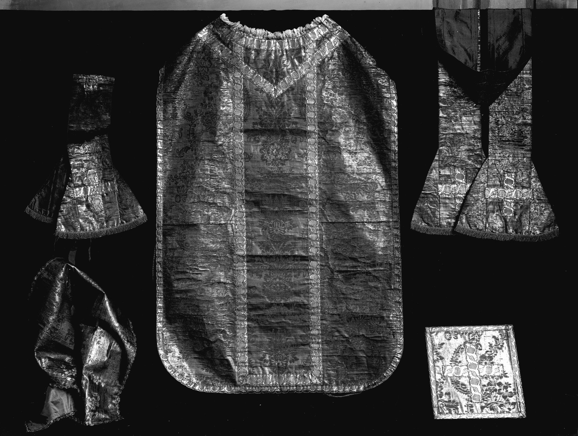 Villa Nazionale di Stra. Pianeta di stoffa d'oro con merletto (negativo) di Gabinetto fotografico (XX)