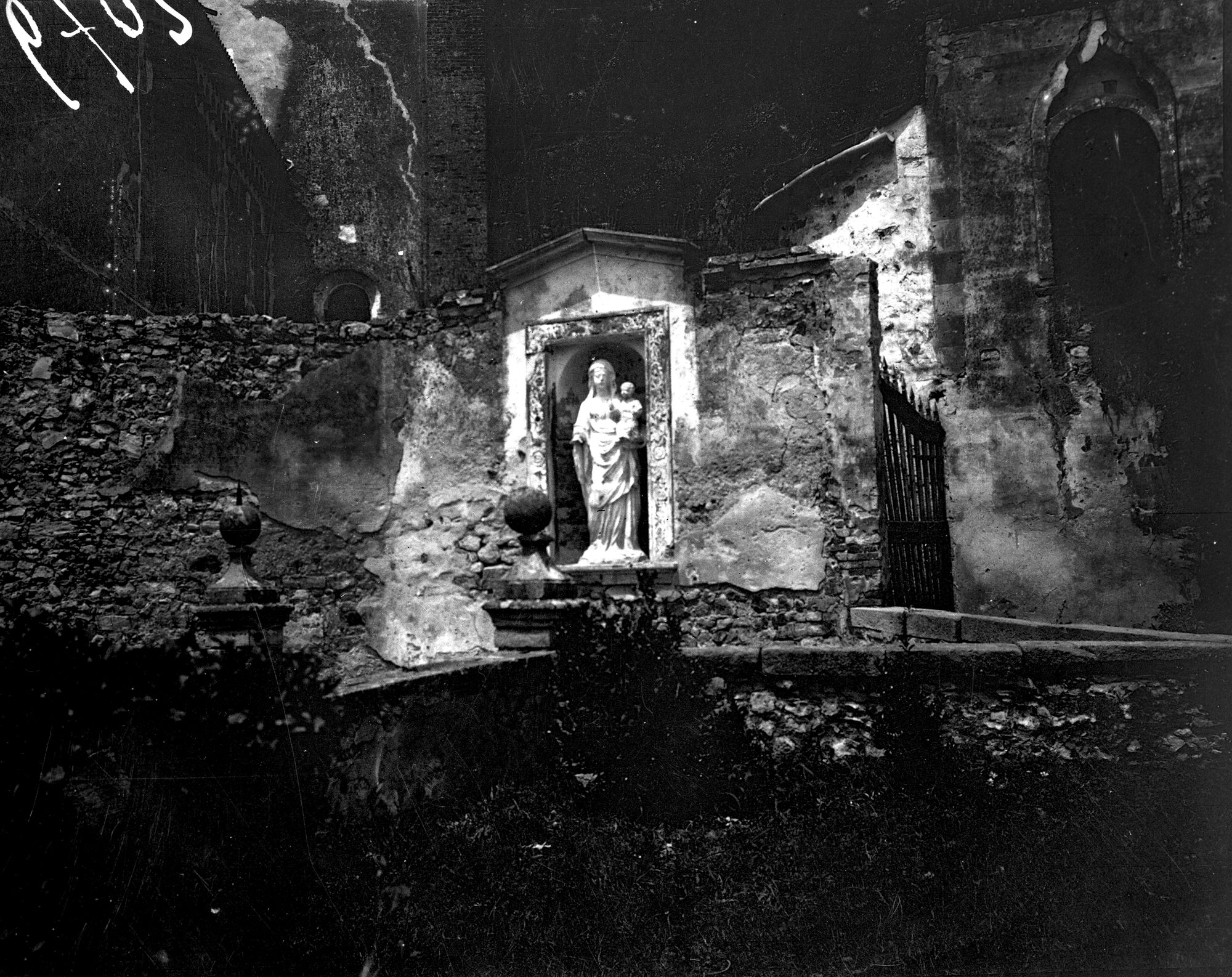 Monteortone. Madonna col Bambino. Altorilievo (negativo) di Gabinetto fotografico (XX)