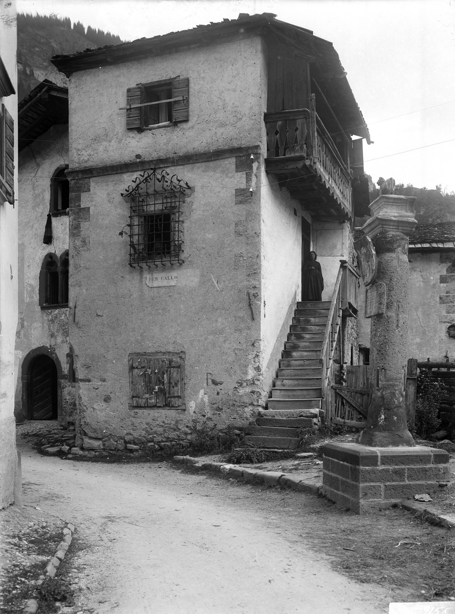 Caprile. Case con ferriate veneziane alle finestre (negativo) di Gabinetto fotografico (XX)