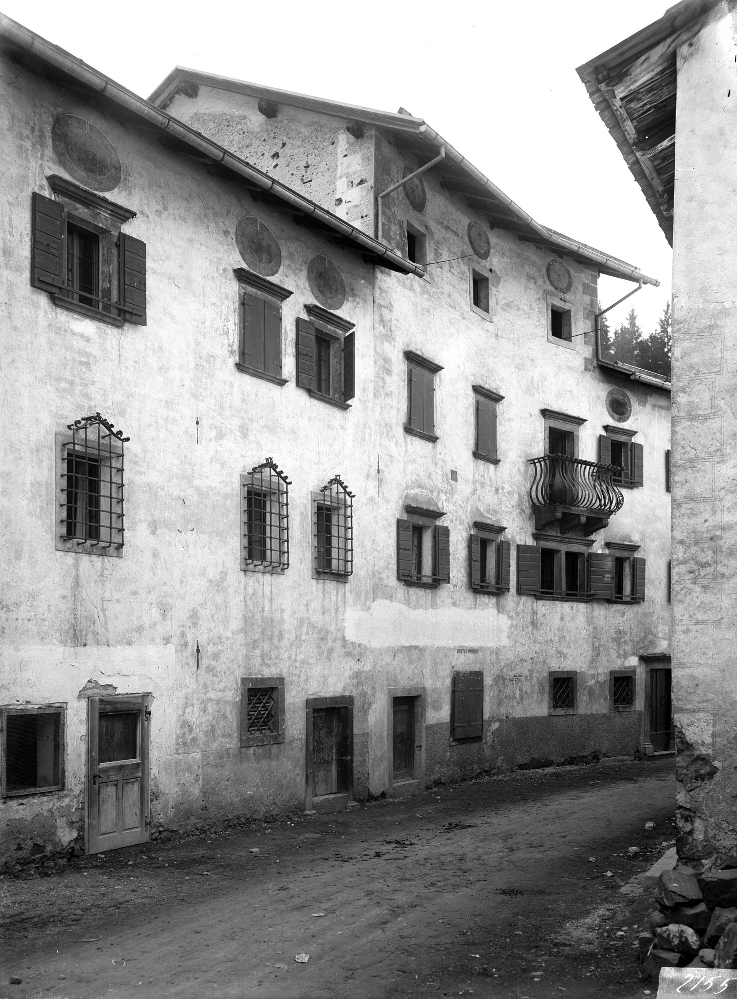 Caprile. Case con ferriate veneziane alle finestre (negativo) di Gabinetto fotografico (XX)