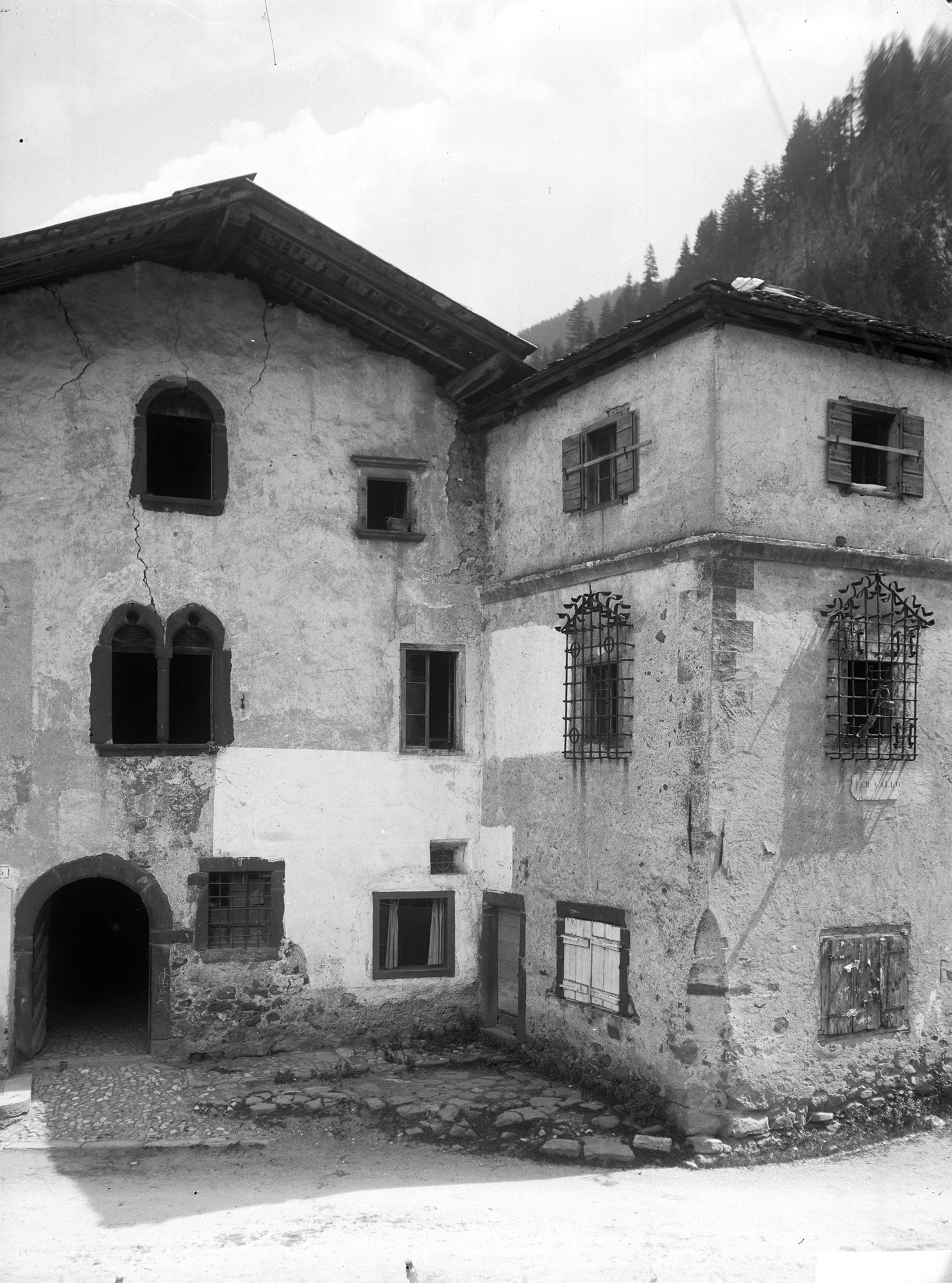 Caprile. Case con ferriate veneziane alle finestre (negativo) di Gabinetto fotografico (XX)