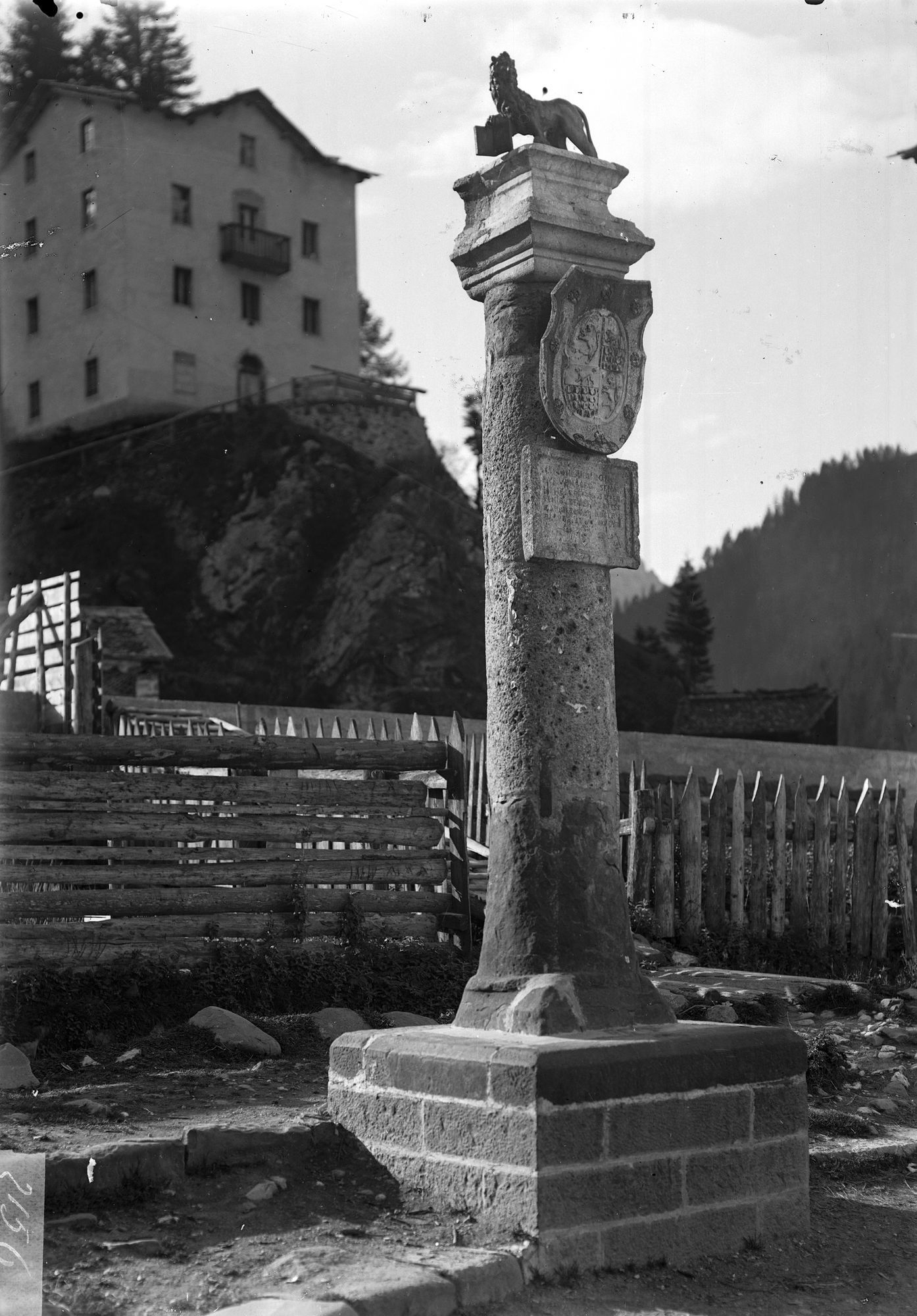 Caprile. Colonna veneziana con leone (negativo) di Gabinetto fotografico (XX)