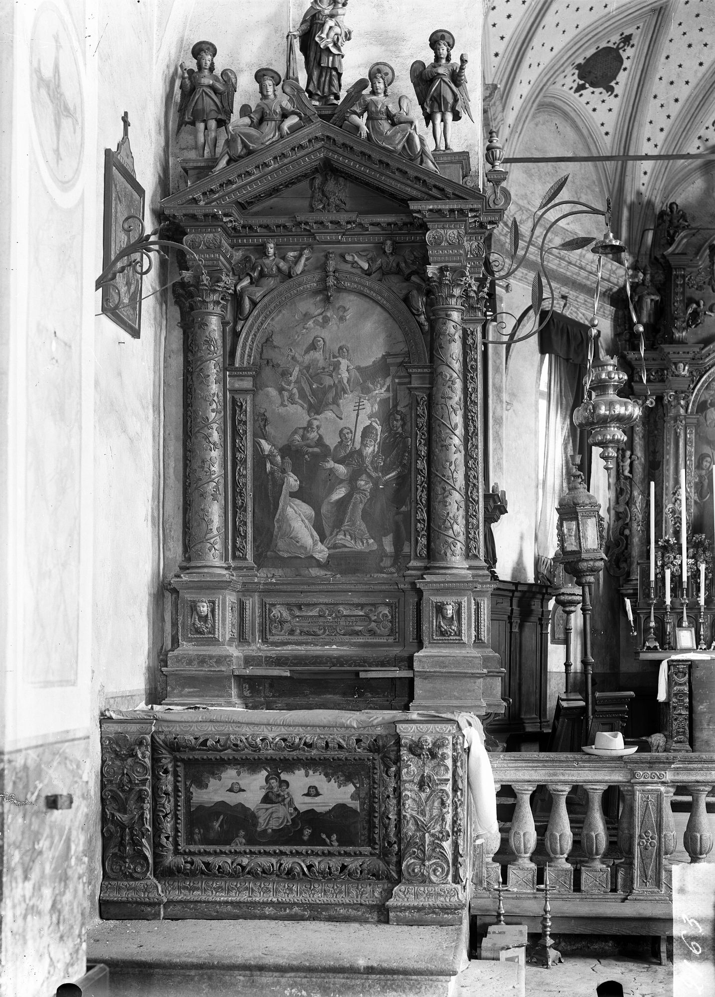Chiesa di San Tommaso. Altare in legno scolpito e dorato del XVII sec. La Vergine col Bambino e quattro angeli sopra il timpano (negativo) di Gabinetto fotografico (XX)