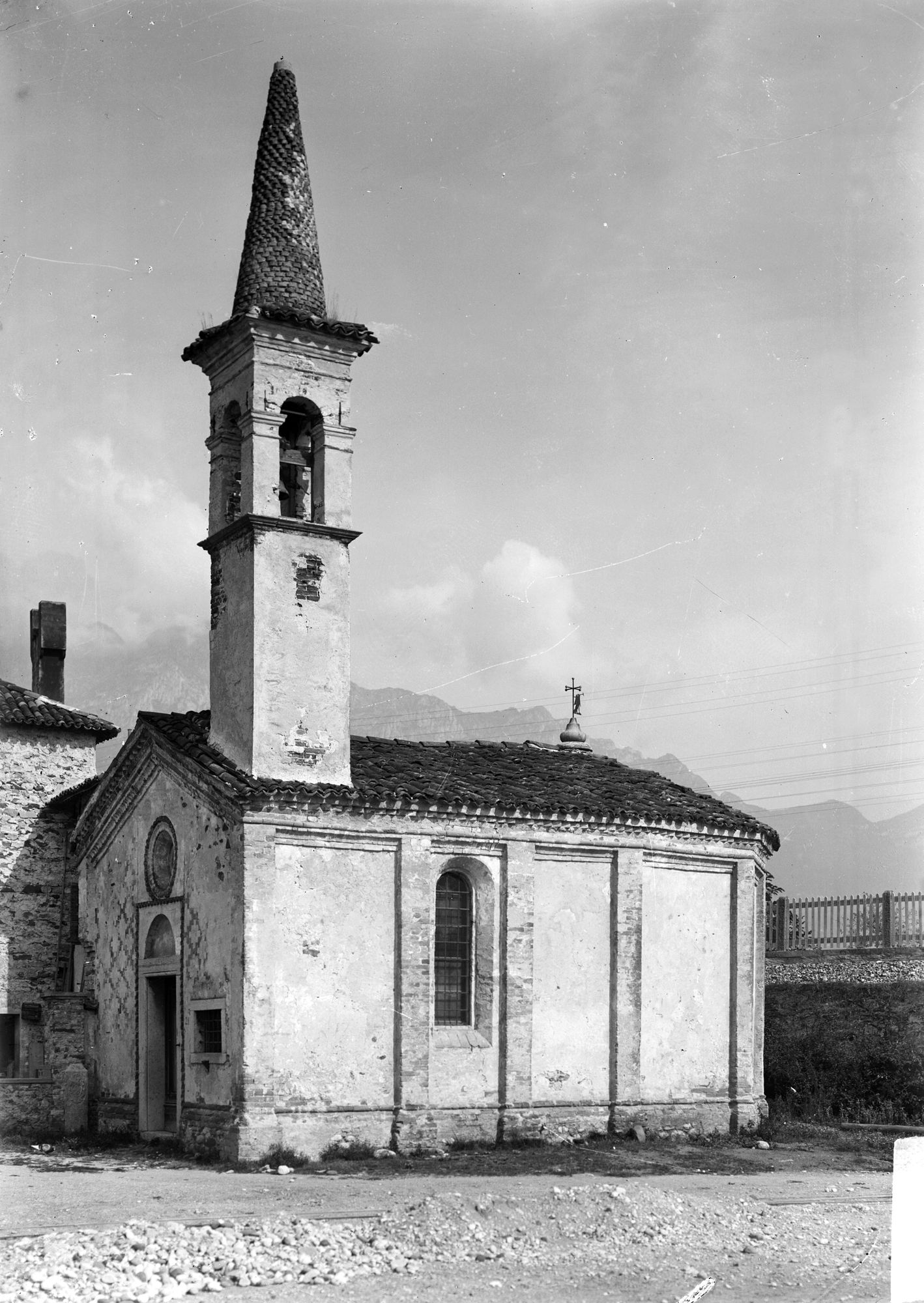 Bribano. Veduta esterna della chiesa e campanile (negativo) di Gabinetto fotografico (XX)