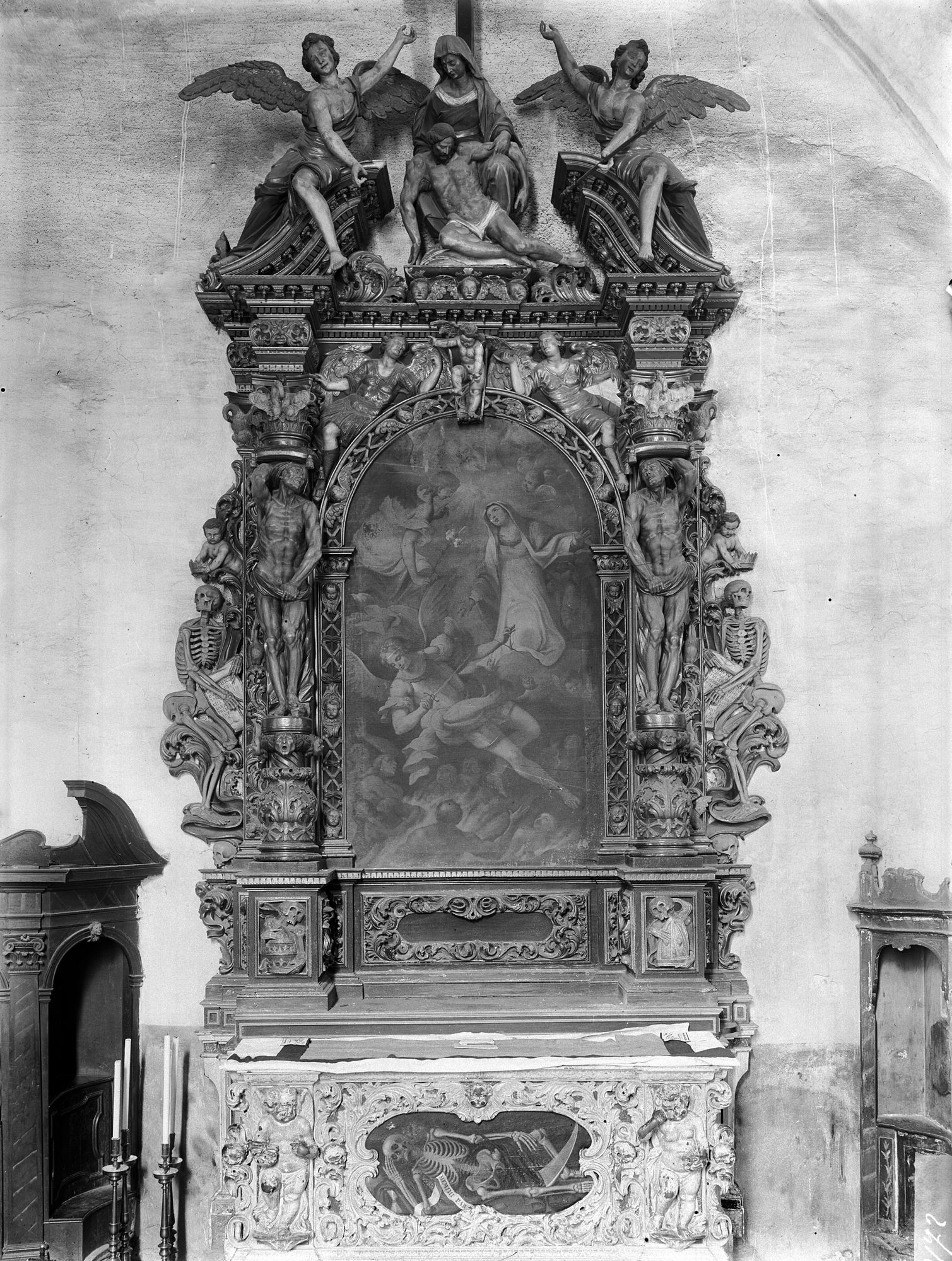 Forno di Zoldo. Chiesa di San Floriano. Altare in legno del Brustolon. Superiormente la Pietà; la colonne laterali formate da due coriatris (negativo) di Gabinetto fotografico (XX)