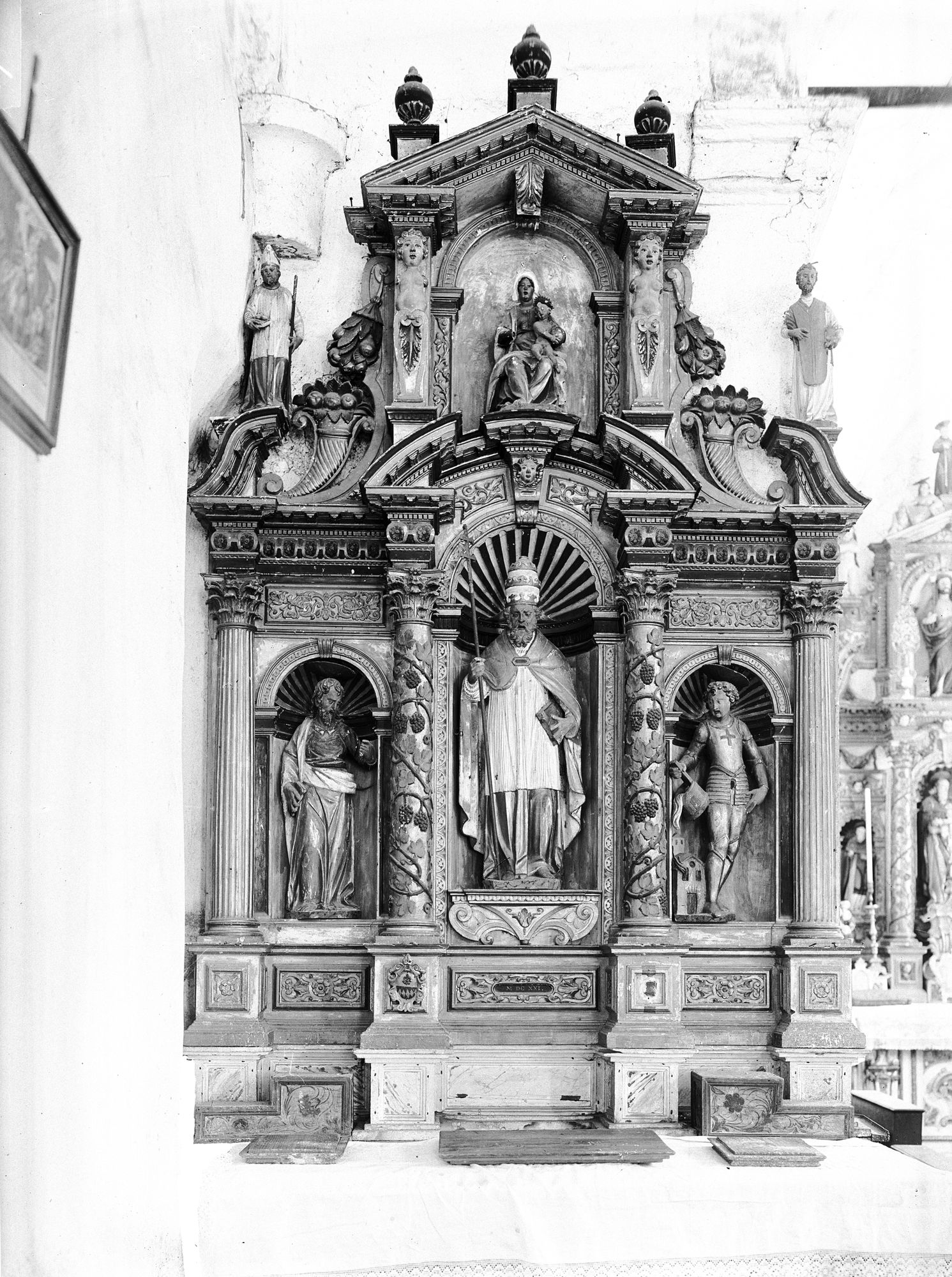 Chiesa Sant' Antonio. Altare in legno scolpito e dorato del XVIII sec. Superiormente la Madonna col Bambino e Santi. Nel centro i SS. Bartolomeo, Silvestro e Floriano (negativo) di Gabinetto fotografico (XX)