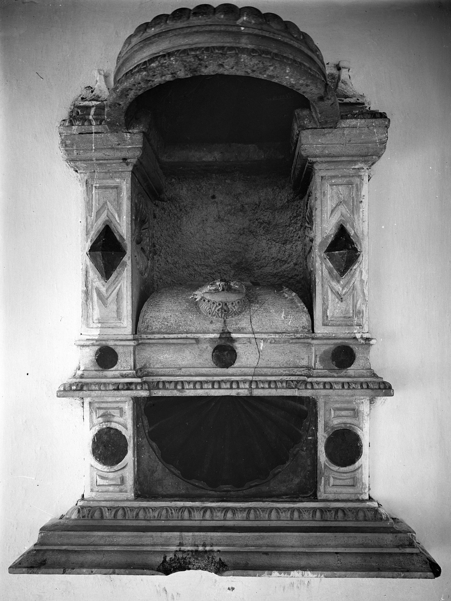 Albergo Cencenvì. Lavavita lombardesco proveniente dalla villa antica della famiglia Gritti (negativo) di Gabinetto fotografico (XX)