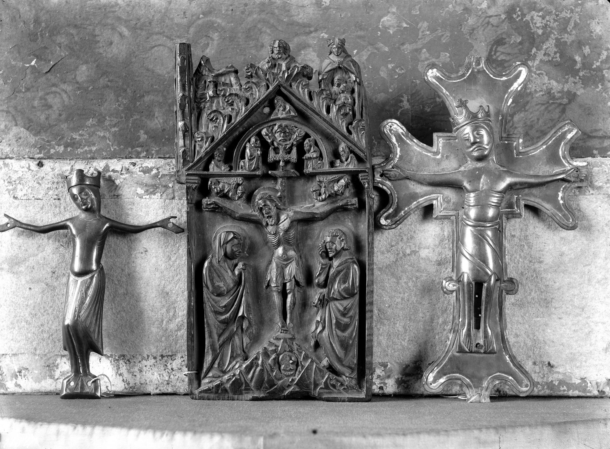 Prof. Luigi Bailo. Altarino col crocifisso e le due Marie e Croce ed altro Santo (negativo) di Gabinetto fotografico (XX)