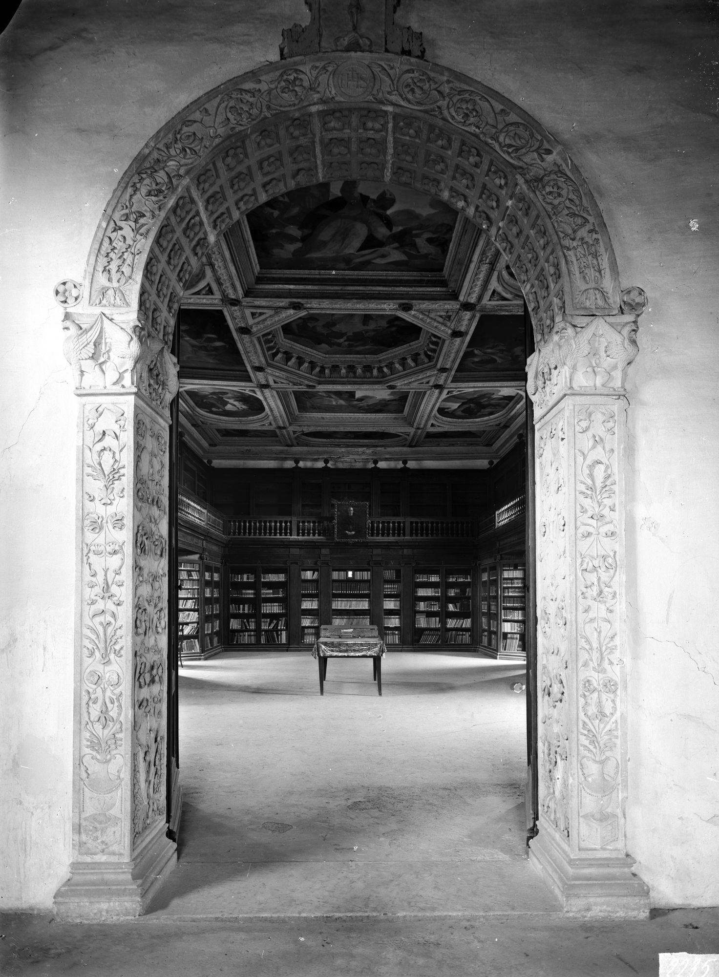 Monastero di praglia. La biblioteca con i dipinti del Belotti ricolorati nel soffitto (negativo) di Gabinetto fotografico (XX)
