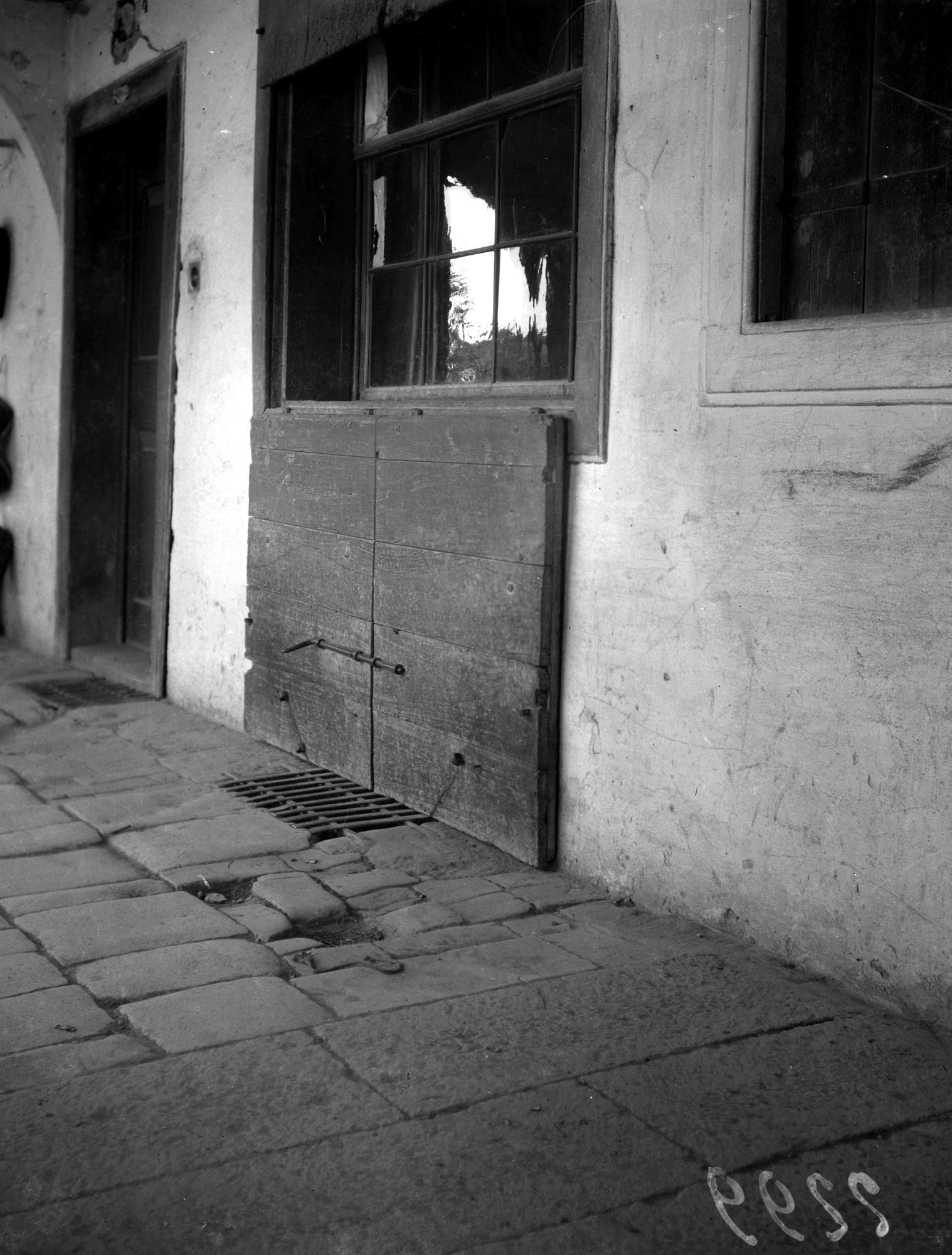 Montagnana. Originale chiusura di bottega (negativo) di Sopraintend. Ongaro (XX)