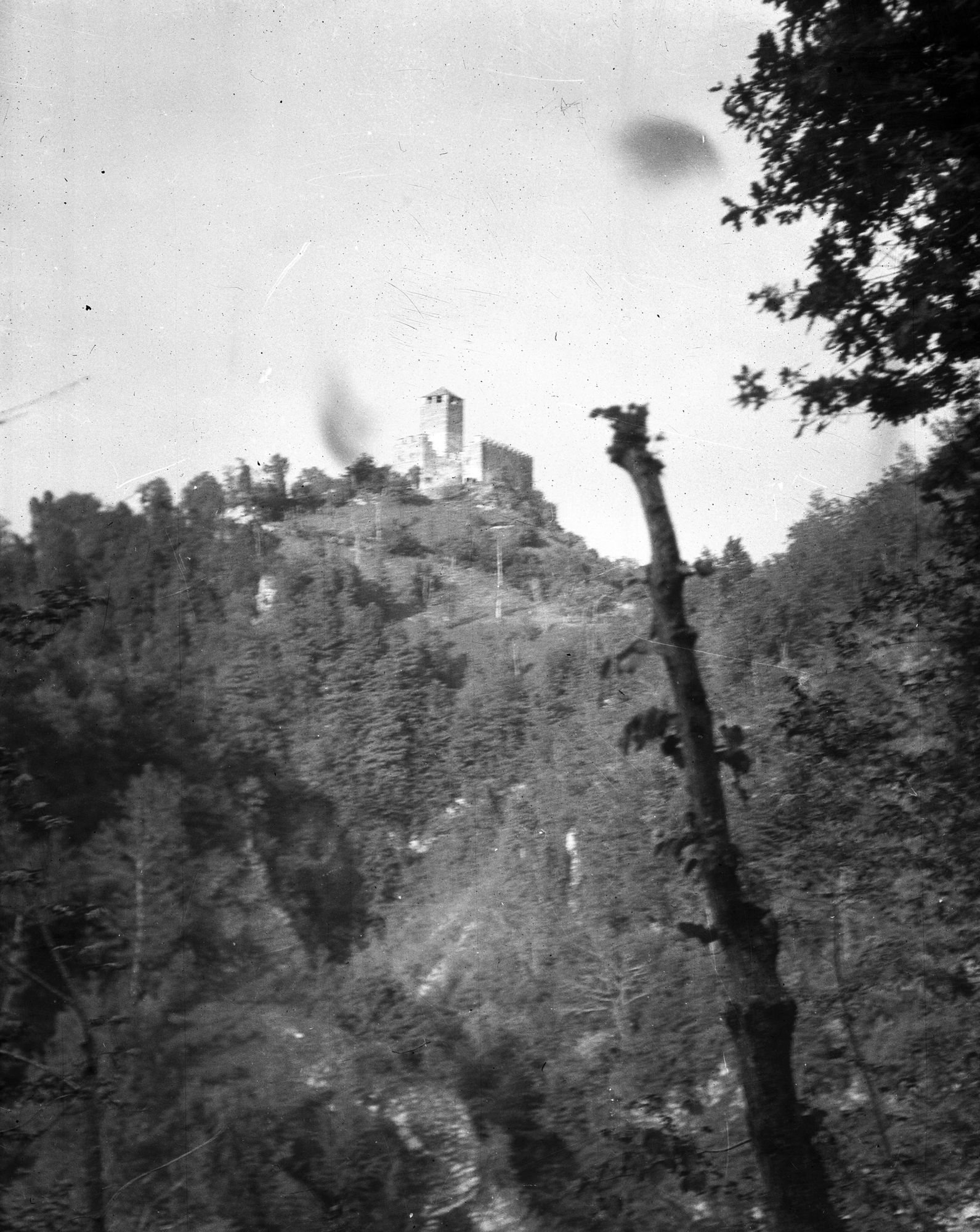 Zumelle. Il Castello (negativo) di Sopraintend. Ongaro (XX)