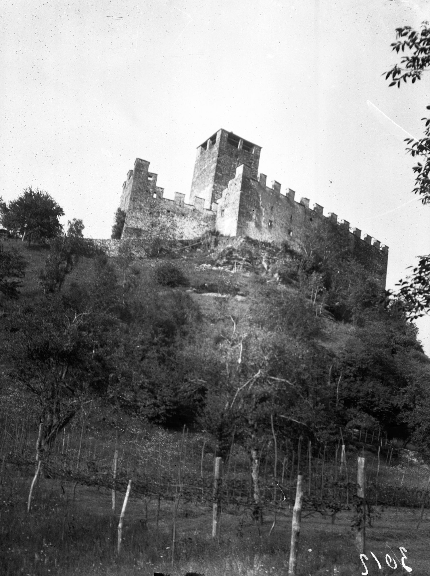 Zumelle.Il Castello (negativo) di Sopraintend. Ongaro (XX)