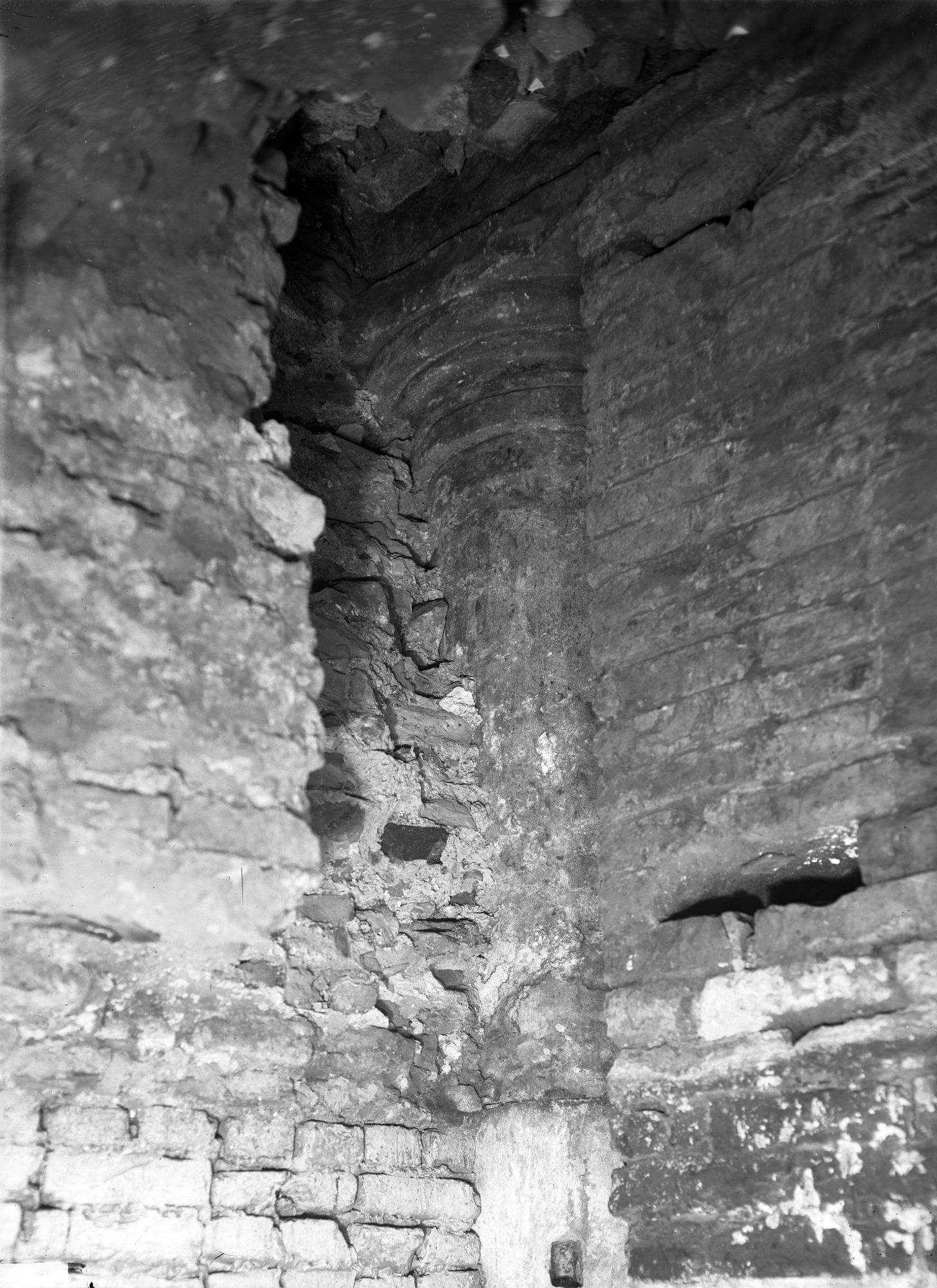 Chiesa Santa Sofia. Basamento di colonne della contro abside (negativo) di Gabinetto fotografico (XX)