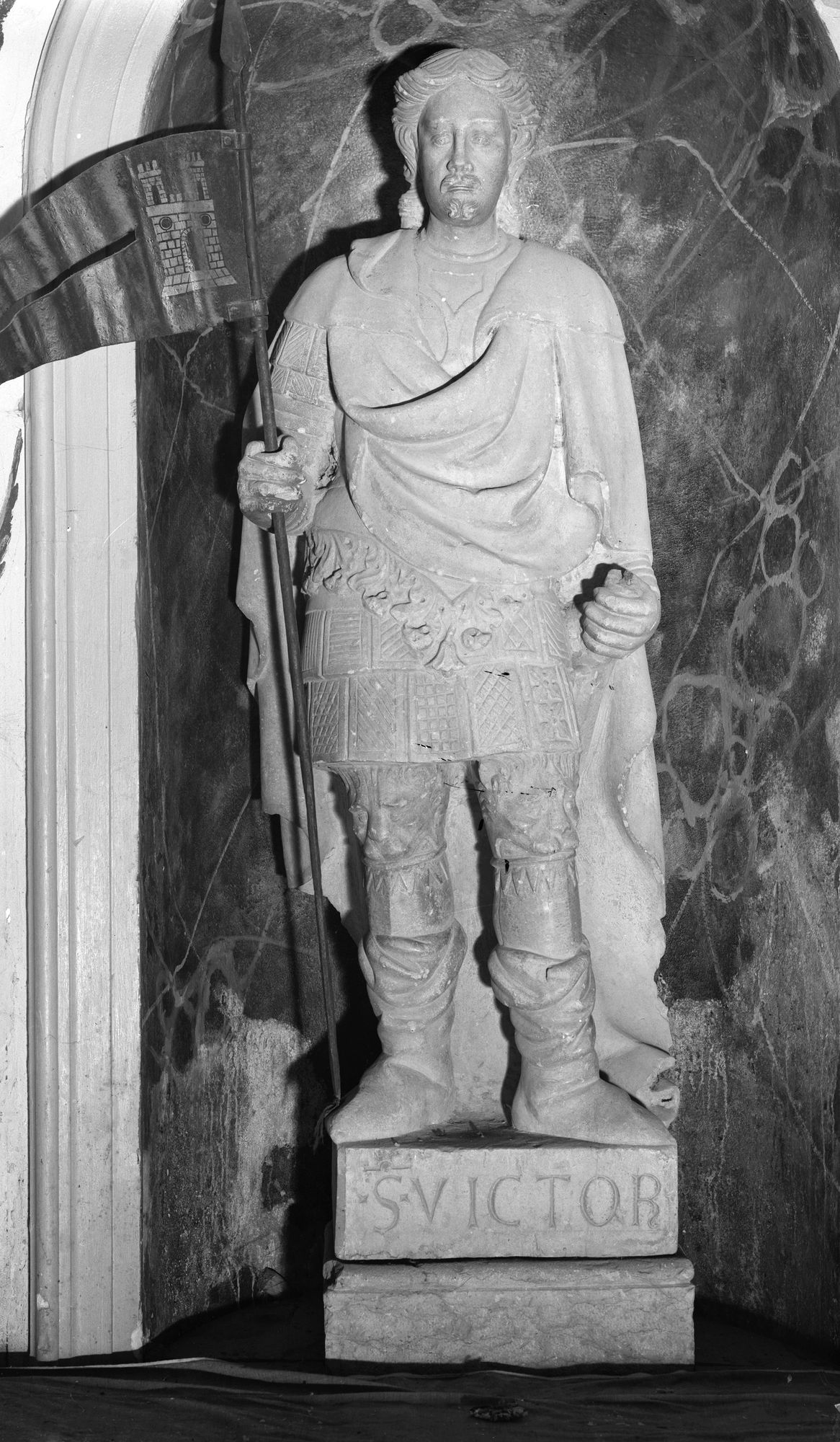 Feltre. Duomo. Il San Vittore. Altorilievo in pietra del Tersili (negativo) di Gabinetto fotografico (XX)