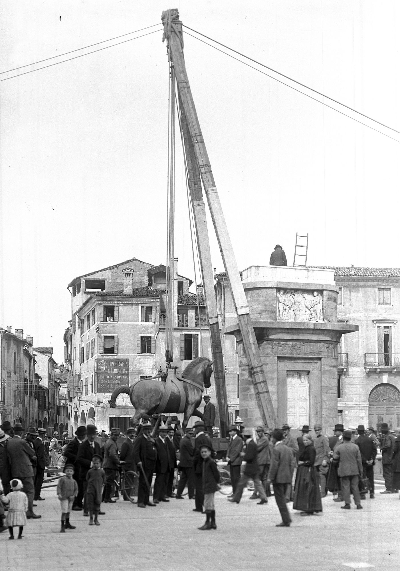 Monumento Gattamelata. Ricollocamento al posto del cavallo equestre e della figura del Gattamelata (negativo) di Gabinetto fotografico (XX)