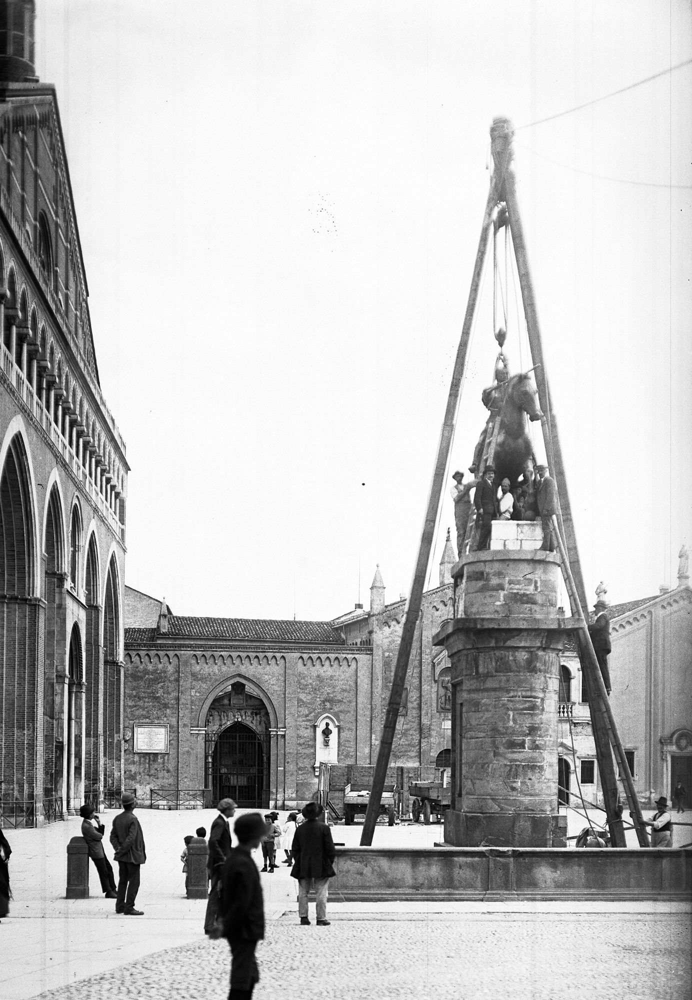 Monumento Gattamelata. Ricollocamento al posto del cavallo equestre e della figura del Gattamelata (negativo) di Gabinetto fotografico (XX)