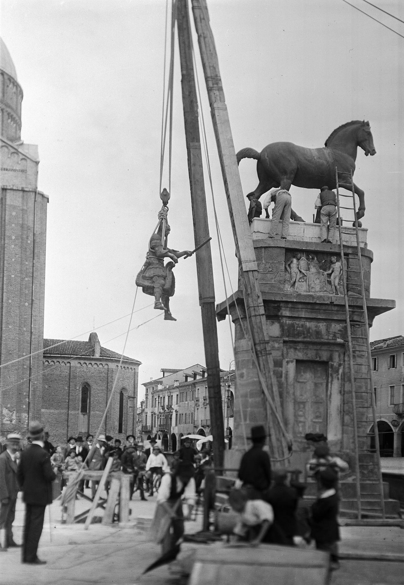 Monumento Gattamelata. Ricollocamento al posto del cavallo equestre e della figura del Gattamelata (negativo) di Gabinetto fotografico (XX)