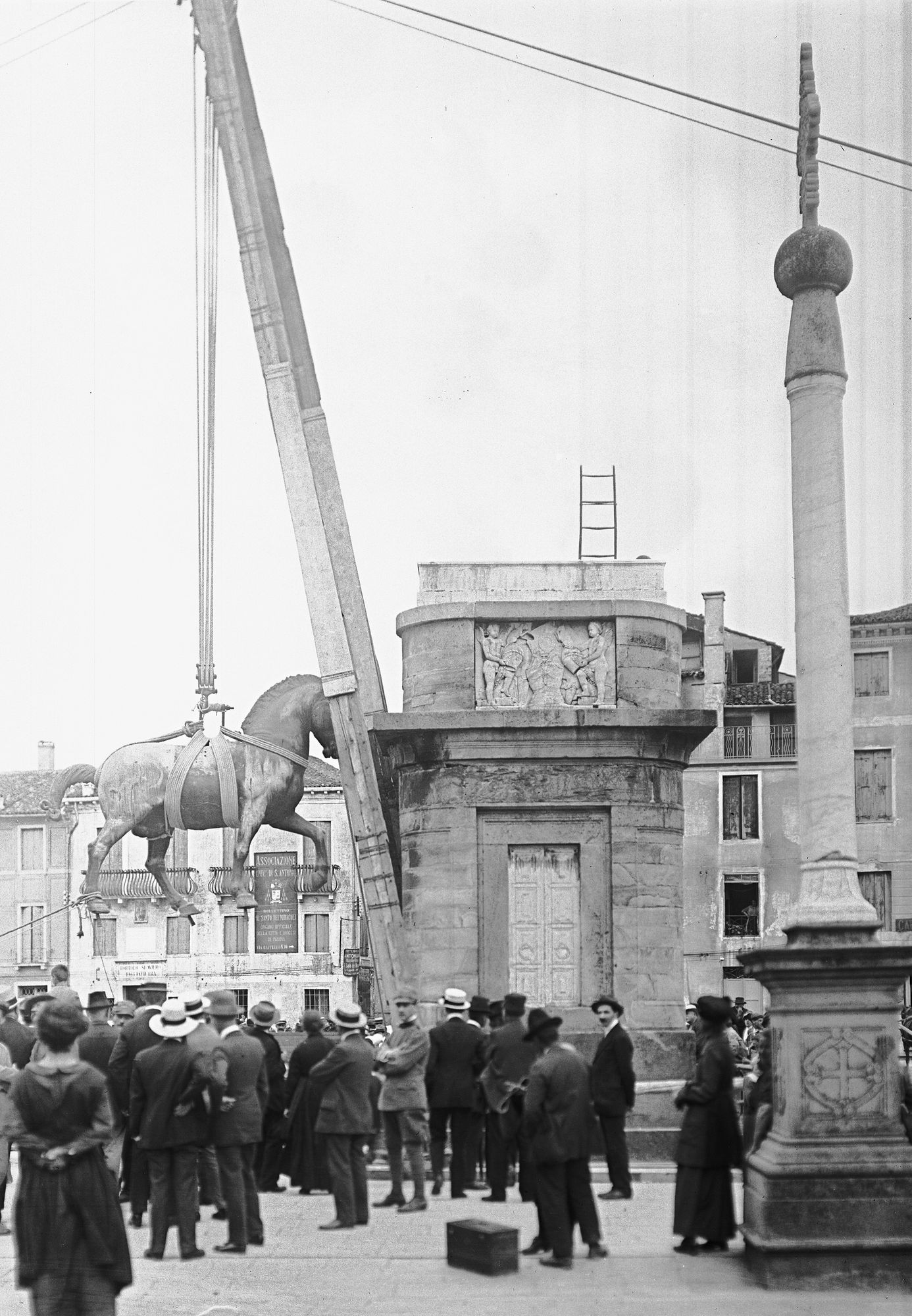 Monumento Gattamelata. Ricollocamento al posto del cavallo equestre e della figura del Gattamelata (negativo) di Gabinetto fotografico (XX)