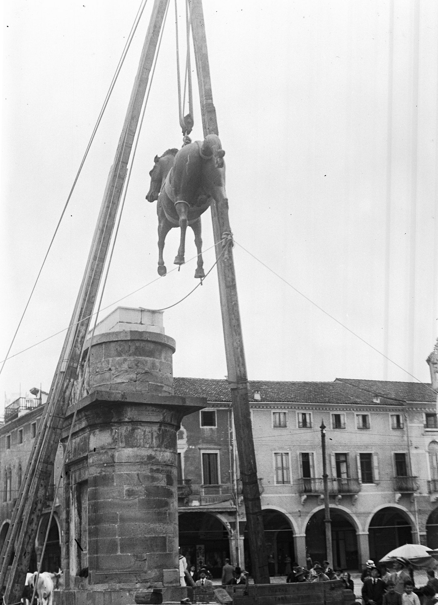 Monumento Gattamelata. Ricollocamento al posto del cavallo equestre e della figura del Gattamelata (negativo) di Gabinetto fotografico (XX)