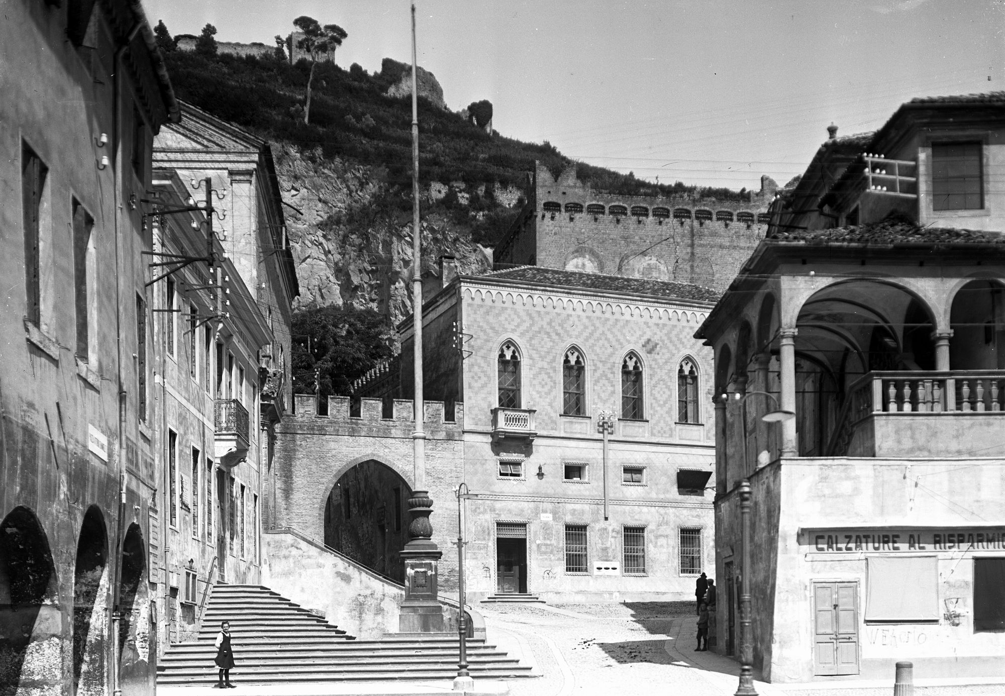 Monselice. Loggia Monte di Pietà con Cà Marcello e la Rocca (negativo) di Gabinetto fotografico (XX)