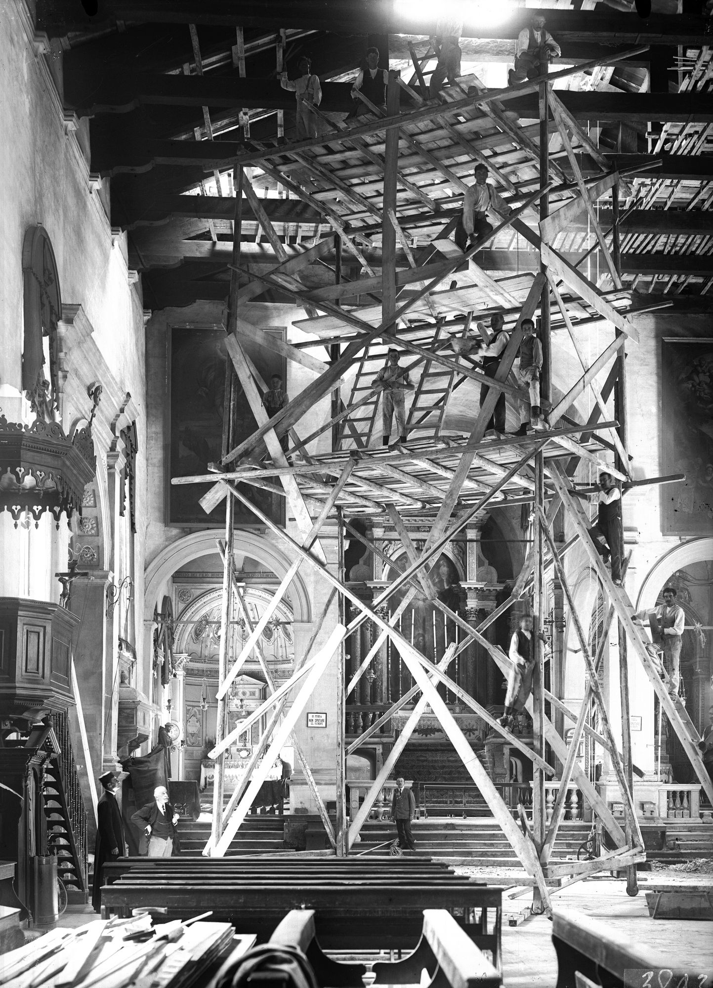 Oderzo. Chiesa San Giovanni. L'interno durante il restauro (negativo) di Gabinetto fotografico (XX)