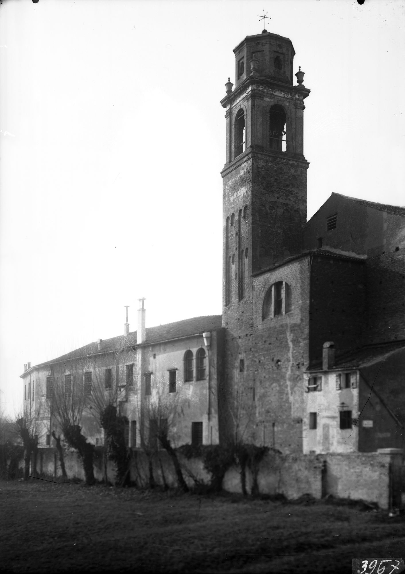 Chiesa degli Ognissanti. Il campanile prima della demolizione della cella e cuspide del 1700 (negativo) di Gabinetto fotografico (XX)