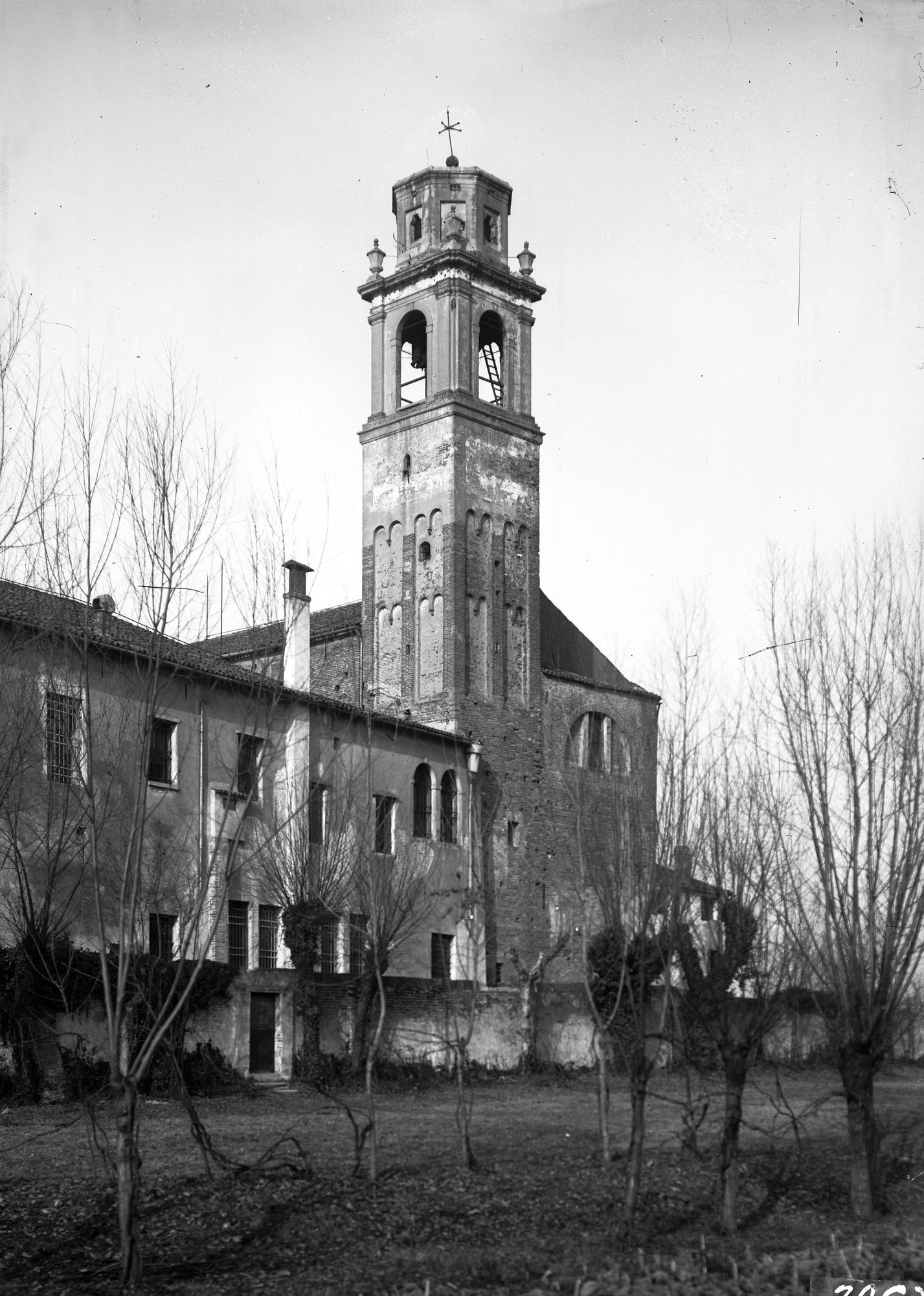 Chiesa degli Ognissanti. Il campanile prima della demolizione della cella e cuspide del 1700 (negativo) di Gabinetto fotografico (XX)