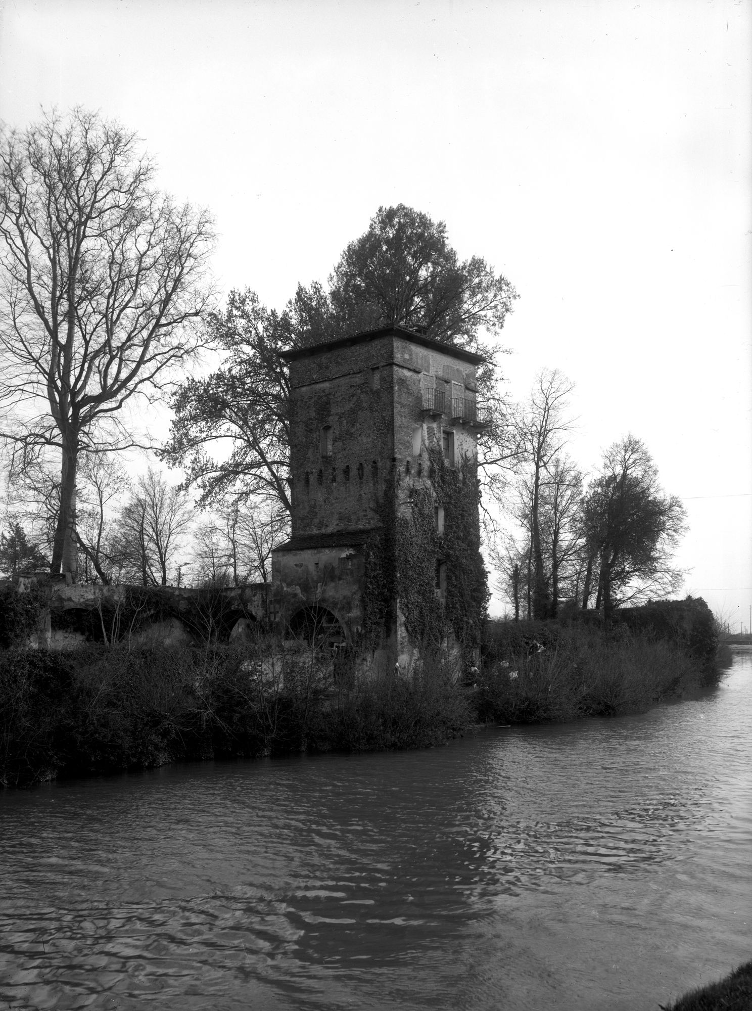 Torre della lanterna in Padova. Veduta della torre (negativo) di Gabinetto fotografico (XX)
