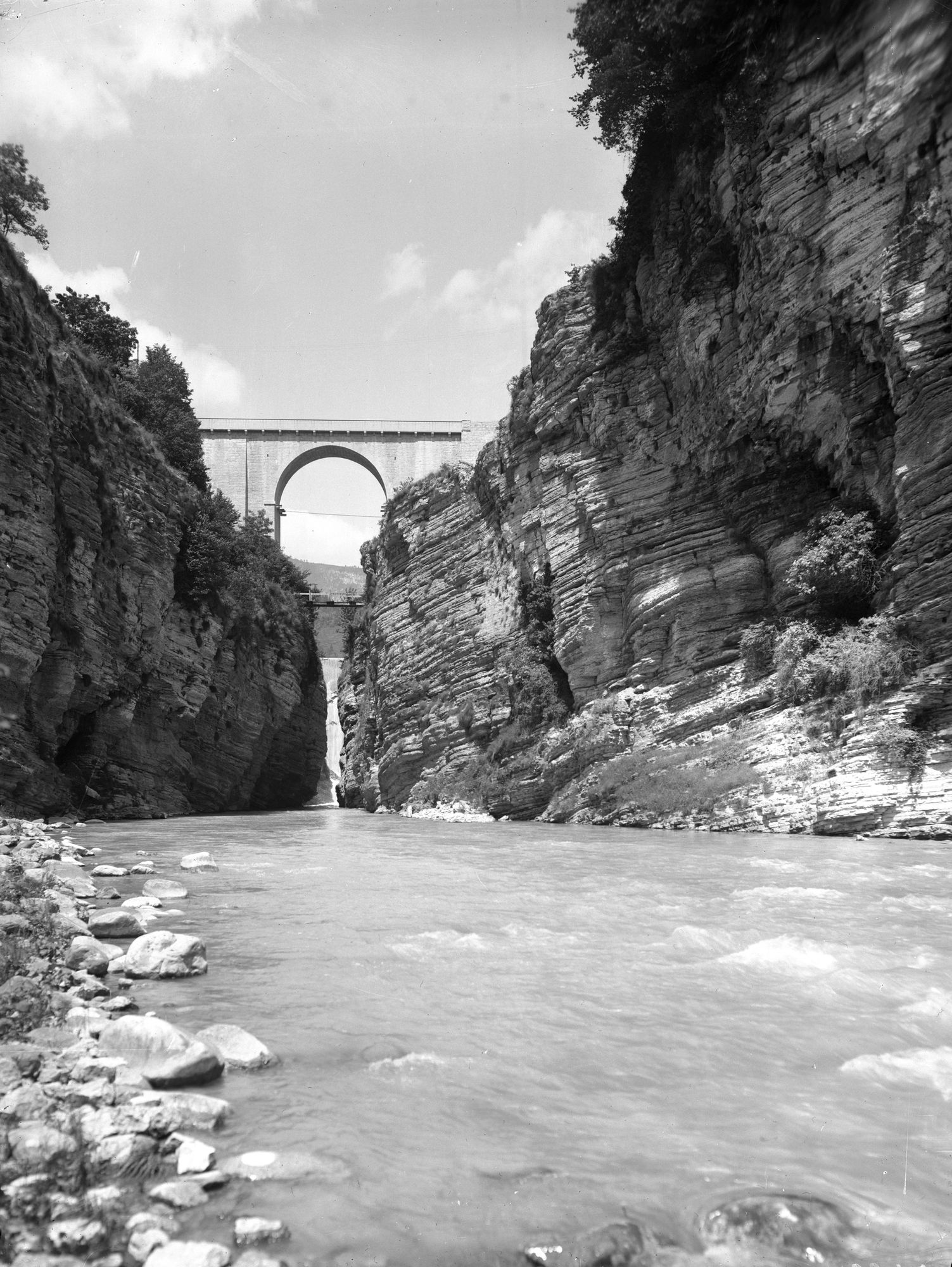 Ponte della Serra sul Cismone. Cascata e ponte (negativo) di Gabinetto fotografico (XX)