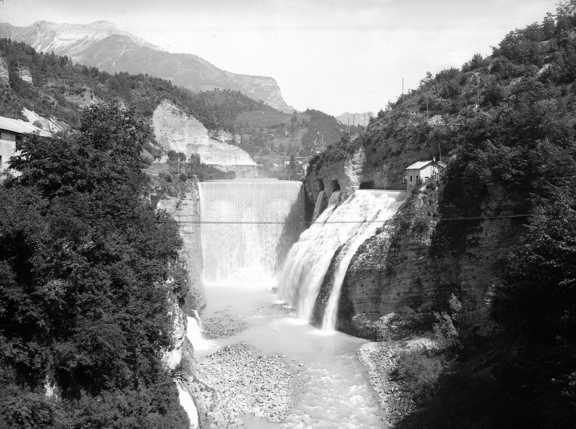 Ponte della Serra sul Cismone. Cascata e ponte (negativo) di Gabinetto fotografico (XX)